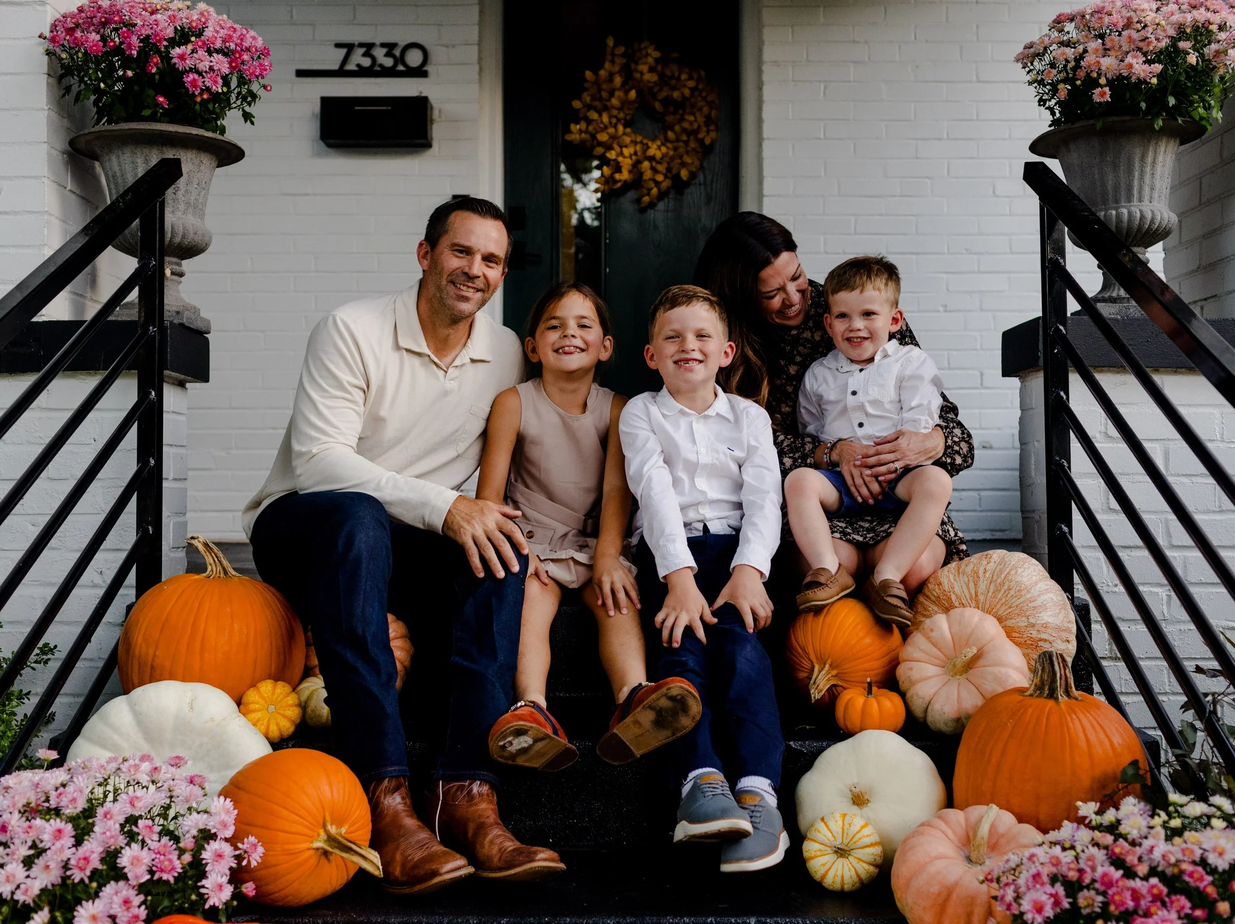 🍂 Porch sessions are happening! 

Book a 15min porch mini session with me this fall. Quick, easy&mdash; I come to you! Booking link in my profile. 

Already have pumpkins and mums but want a little extra for your fall photos? 📸 Kate @the_tramellito