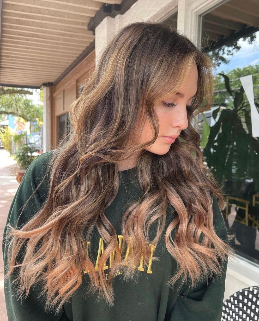 @lexytaylorhair with these custom colored 20 inch @bellamihair extensions 😍⁠
⁠
For appointments: 📞 (337)661-9824⁠
.⁠
.⁠
.⁠
#orlandostylists #hairstylistorlando #stylistorlando #salonowners #salonlife #aroundorlando #orlandohairspecialist #orlandocu