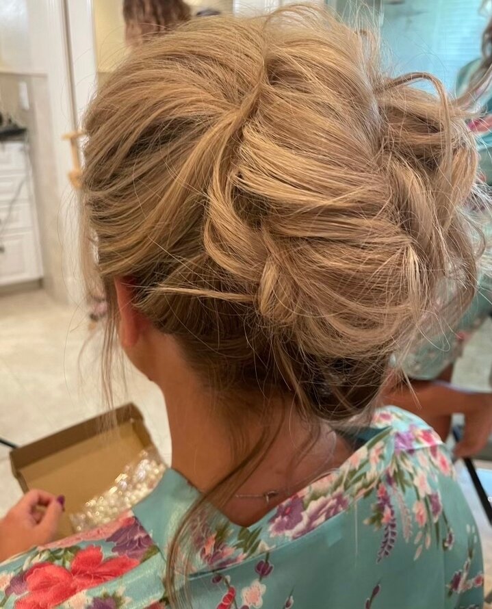 Classic bridal updo perfect for wedding season😍⁠
⁠
Hair by @eileen_padin⁠
⁠
For appointments📞(407)422-8822⁠
.⁠
.⁠
.⁠
#bridalhair #bridalmakeup #weddinghair #bridalmakeupartist #bridalhairstylist #bridalhairstyle #weddinginspo #bridalstyle #orlandob