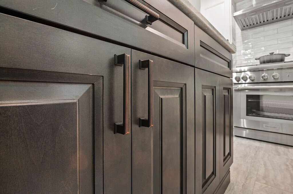 Sharing a little island love with you this afternoon.  This beauty is 21st Century Cabinetry&rsquo;s Wildwood finish, a rich but not too dark brown-ish gray stain that lets the grain show through.  And combined with this hardware?  Just stunning!  Mo