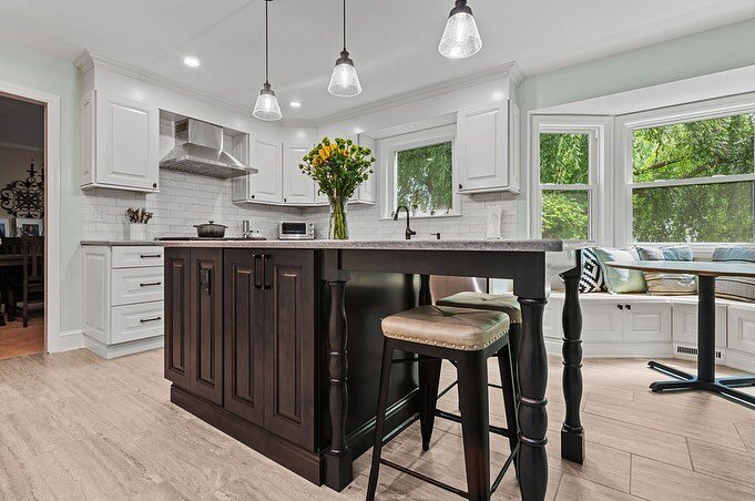 The weekend is coming so we might as well be on island time 🤗 And what an island this is! Our clients combined the crispness of 21st Century&rsquo;s Avalon cabinets for the perimeter with their mysterious Wildwood finish for the island, which ground
