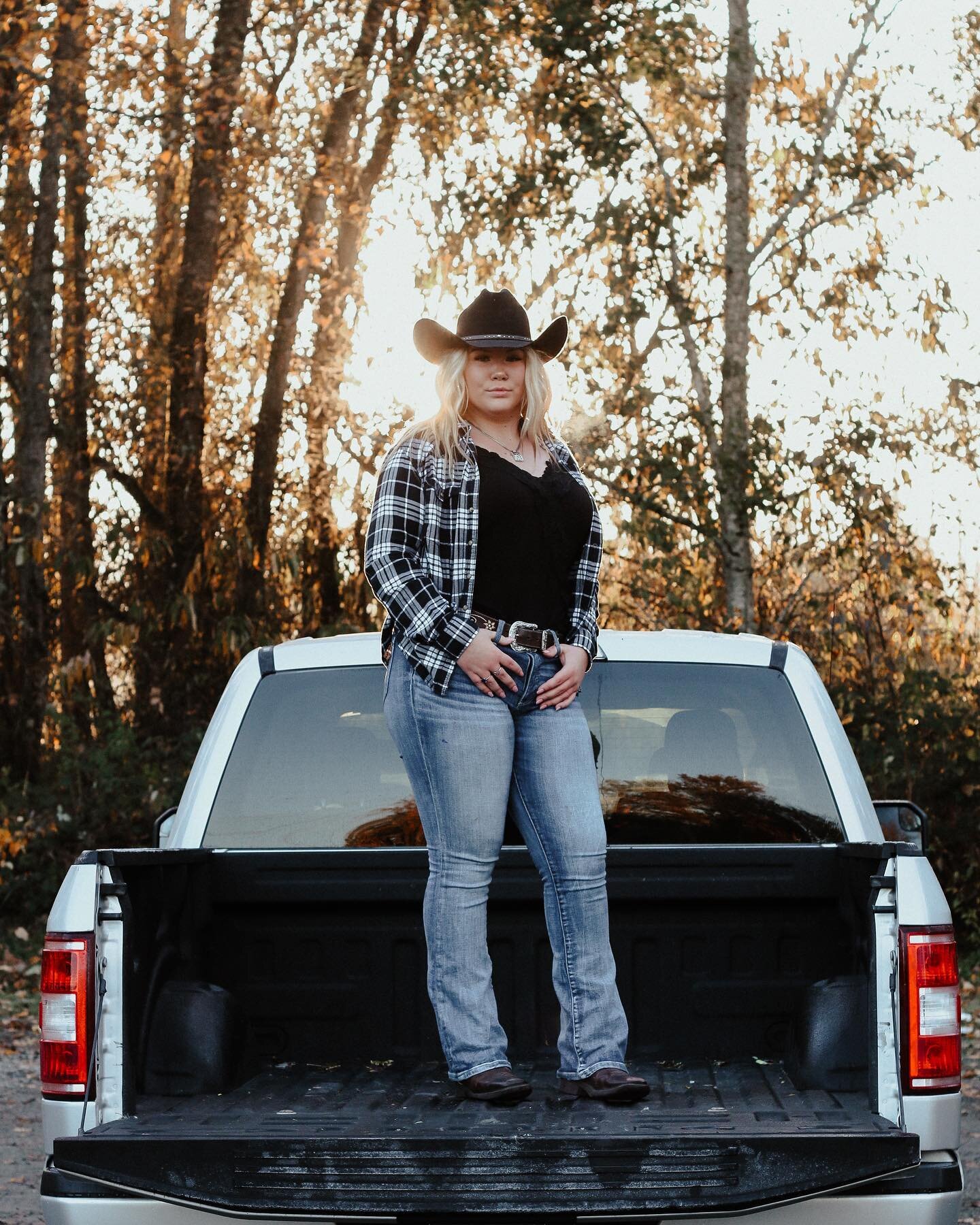She&rsquo;ll shoot your foot and bless your heart ❤️&zwj;🔥 #washingtonphotographer #countrygirl #strong #portraitphotography