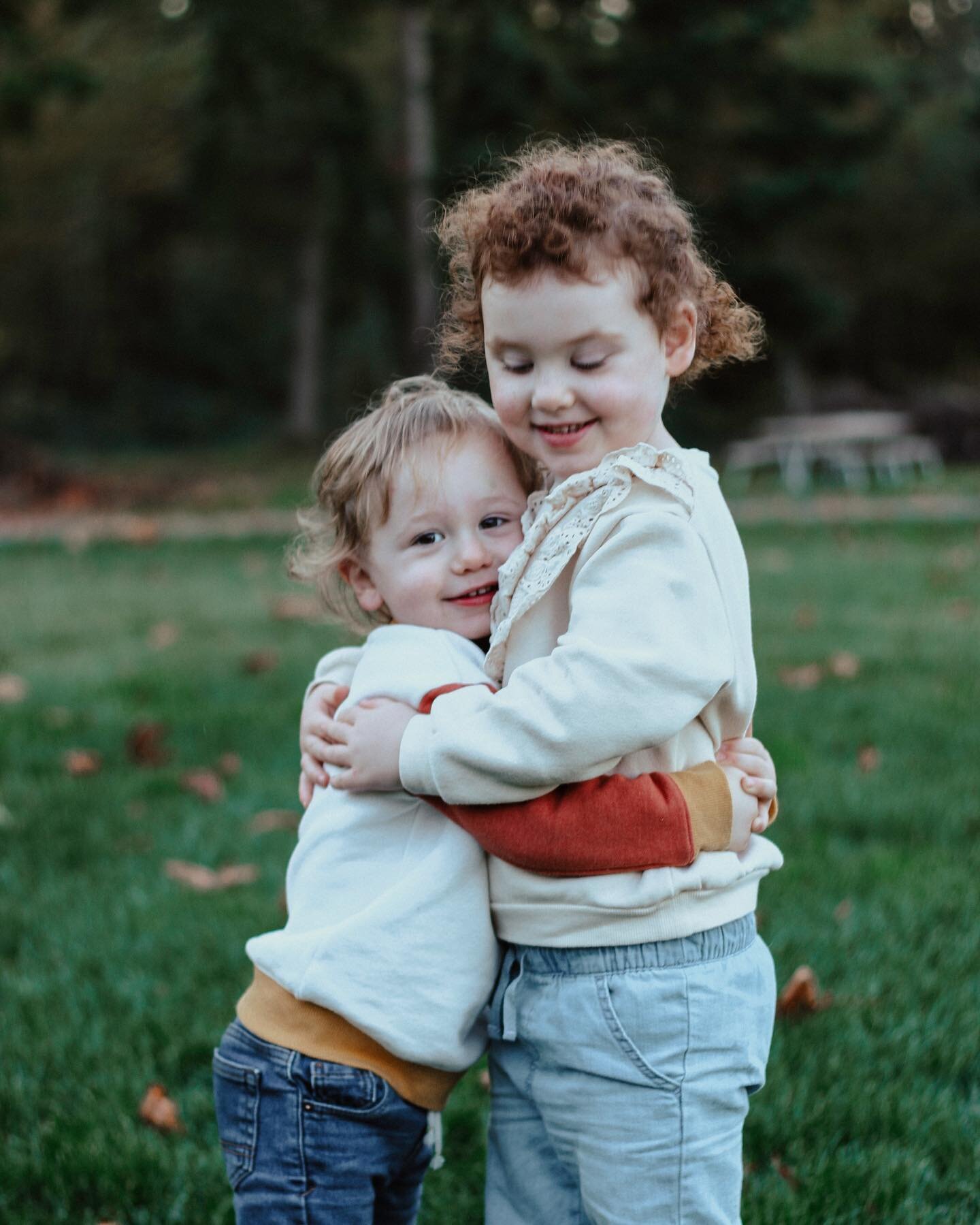 Monkey see monkey do 🙈 
#familyphotography #brotherandsister #washingtonphotographer