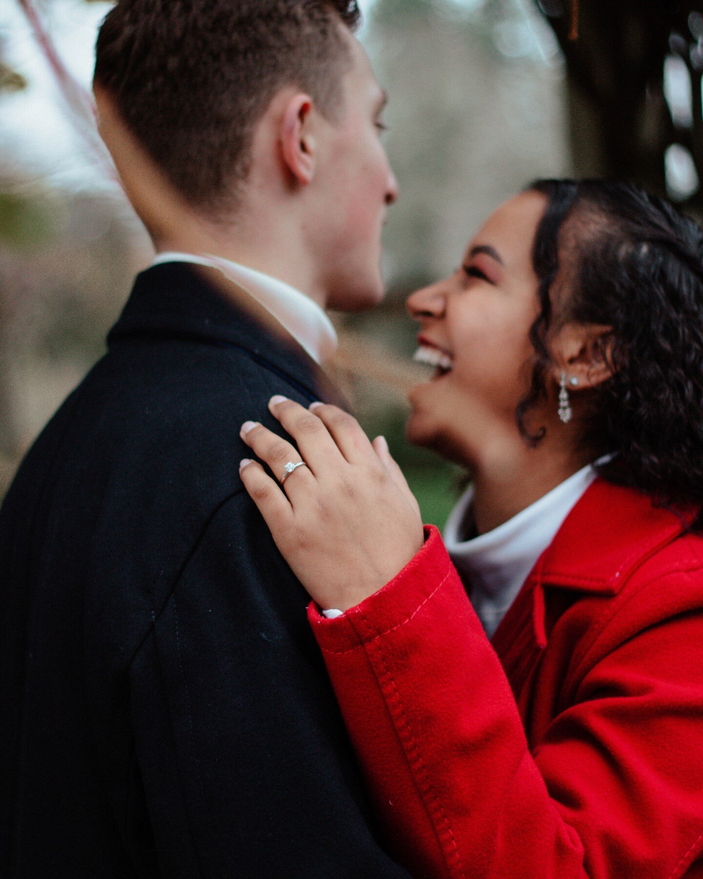 Little details. Moments of bliss. #washingtonphotographer #pnwphotographer #engaged