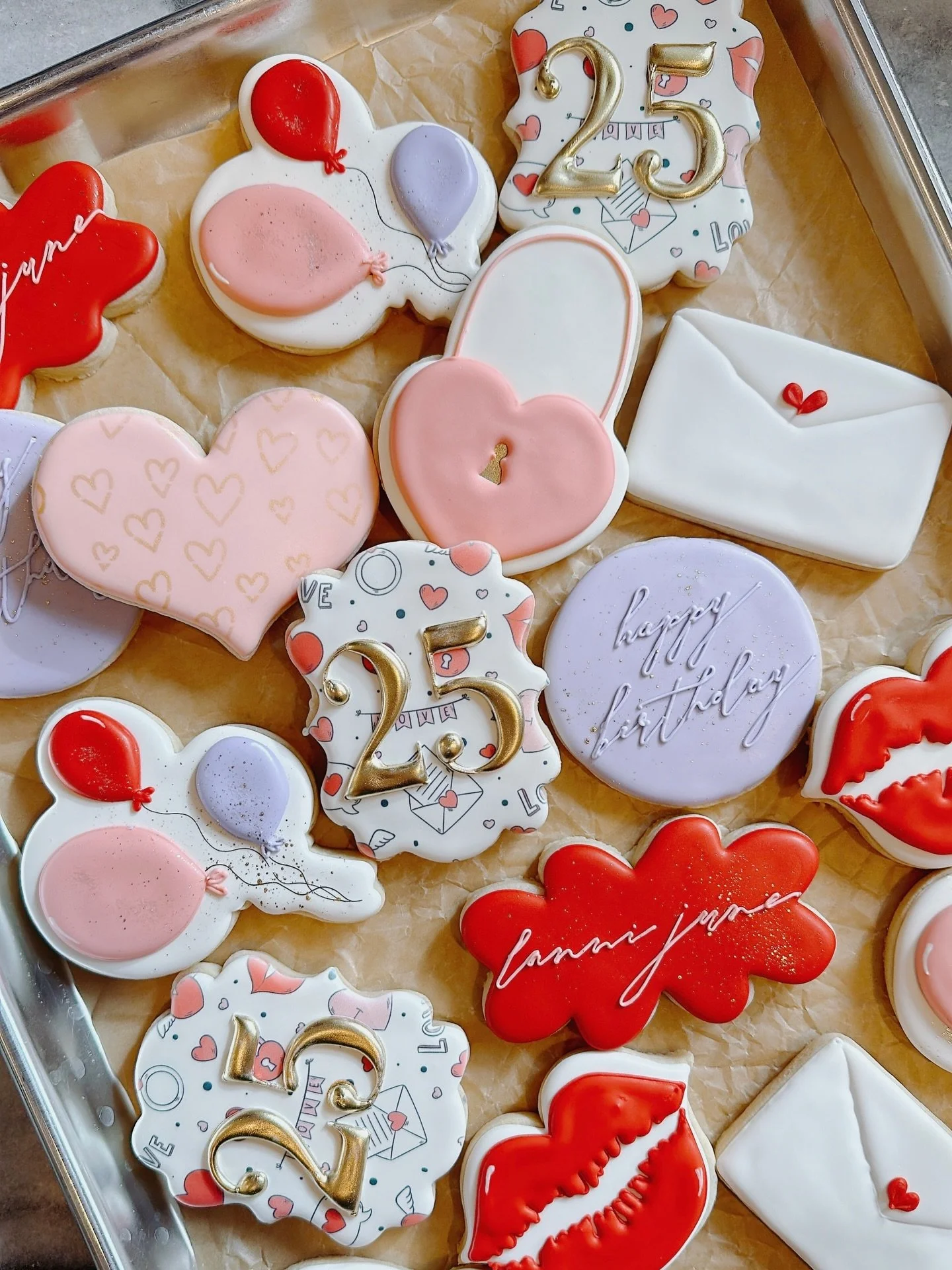 I can&rsquo;t believe we are already talking about Valentine&rsquo;s Day! 

Throwback photo of an adorable set I made for a Valentine Birthday! 💌 
Cookie ideas are brewing 💭🫶🏼❤️&hellip;.stay tuned