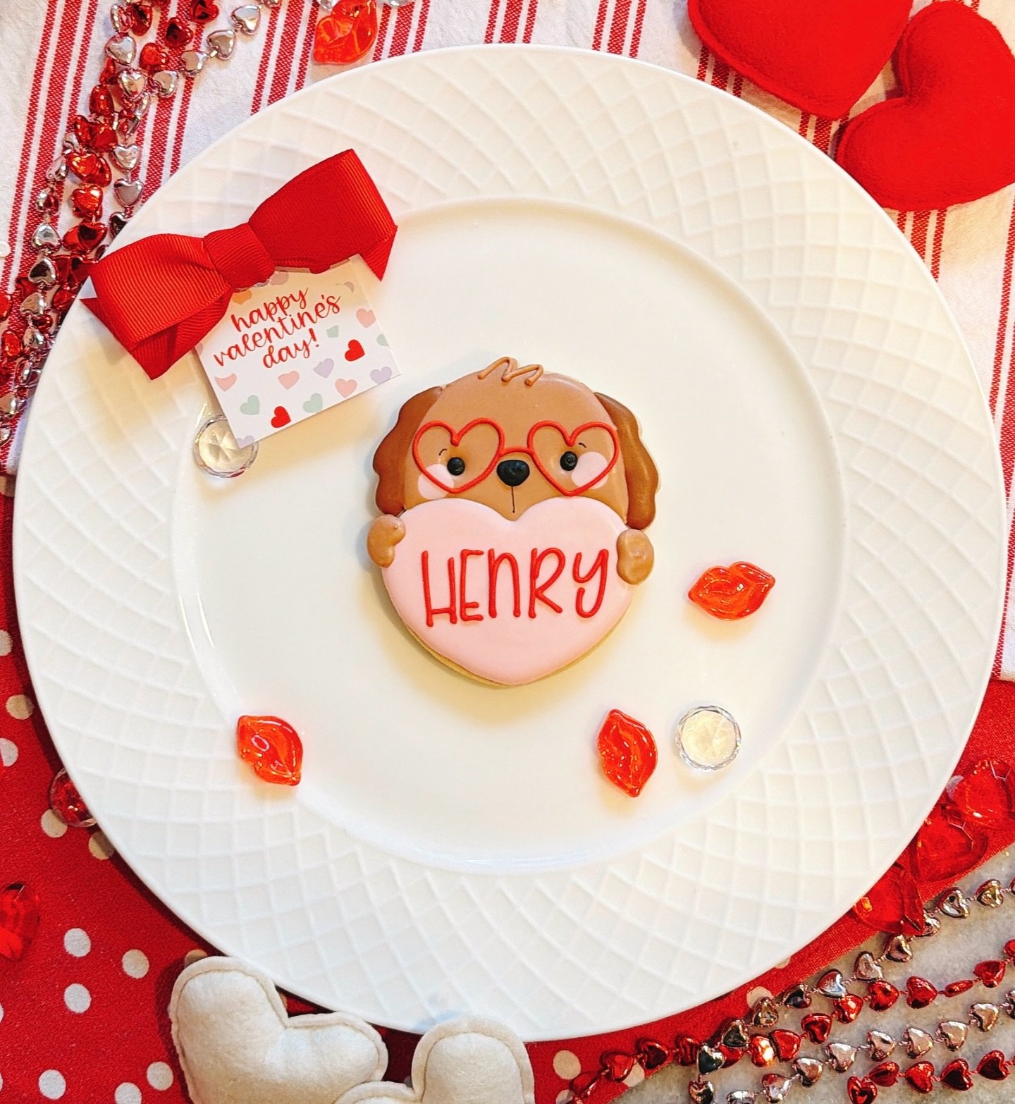 Are you ready for some Puppy Love ❤️ 
Valentines Cookies, Paint your own, Cookies by the Dozen, Macarons and Mini Cakes will be available for pre-order tonight Feb 4th at 6pm! 
.
🌹 CookERoyale.com 

#valentine #valentinecookies #valentinesday #puppy