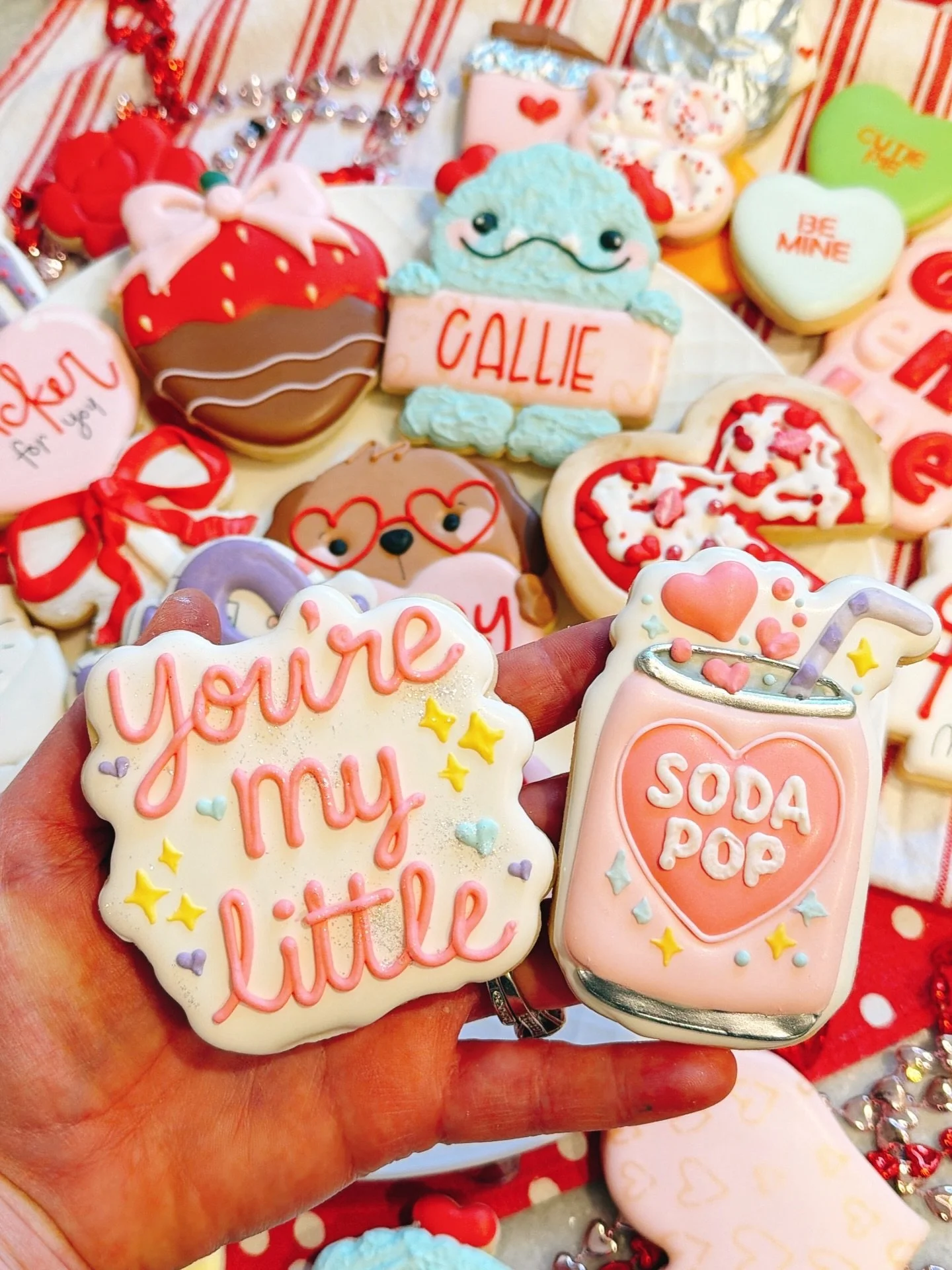 Did you catch my announcement? 📣 
Valentine Cookies 💌 go live at 6pm tonight. 
&mdash;&mdash;> CookERoyale.com 

#valentinecookies #youremylittlesodapop #valentines #valentinegiftideas