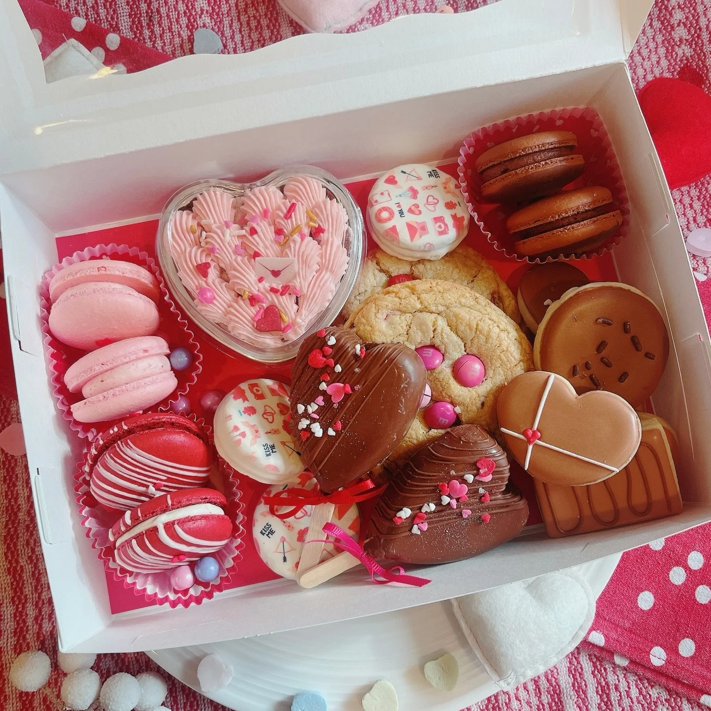 The shareable dessert box may be making a comeback. 
.
Throw back 2 years ago this was a really popular option. 
🍫❤️ 💌 

#sugarcookies #valentinecookies #tricitieswa #tricitiesbaker #tricitiescookies