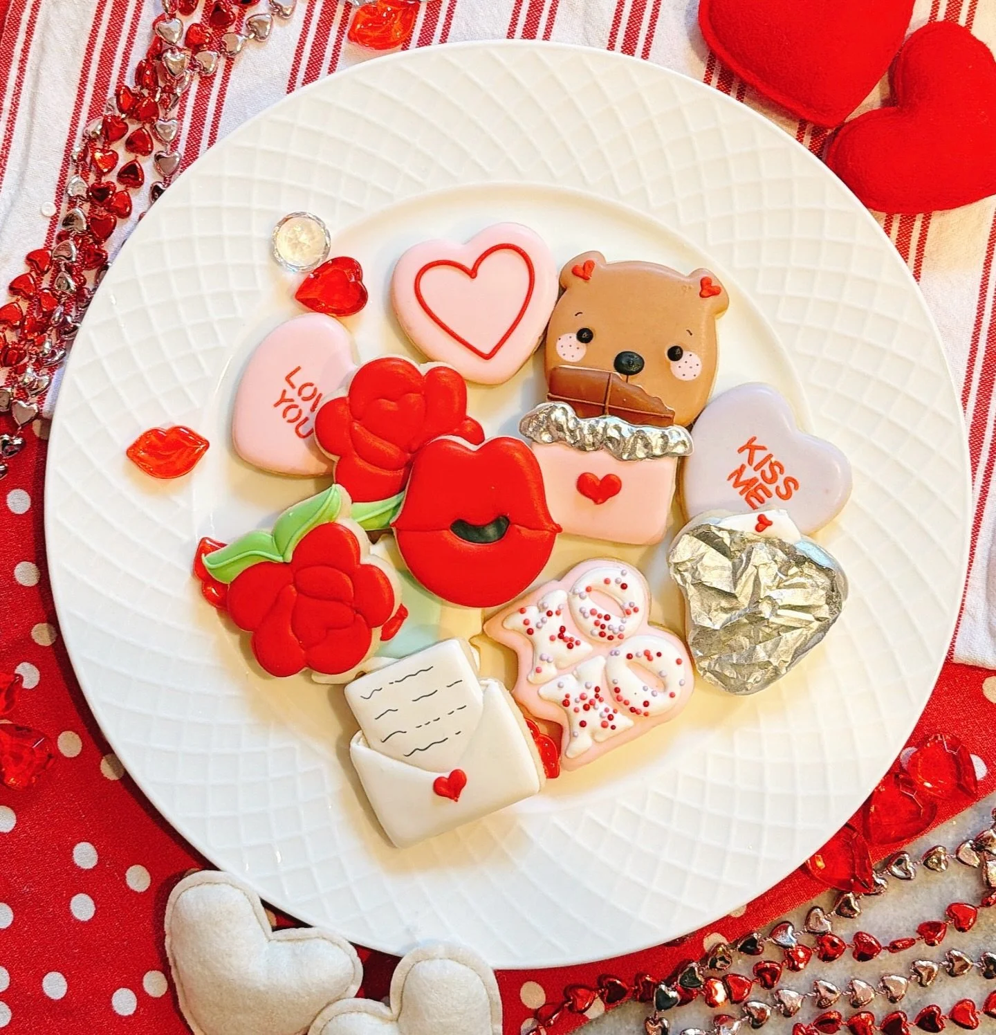 &hearts;️ Valentine Cookie Pre-Sale Ordering is Open! Find a special treat for the one you love or maybe one for yourself 😘 
.
🌹 Shop&mdash;&mdash;-> CookERoyale.com 
❣️Pickup Thursday February 12th 4-6pm 
&diams;️Personalized Cookies, Personal 