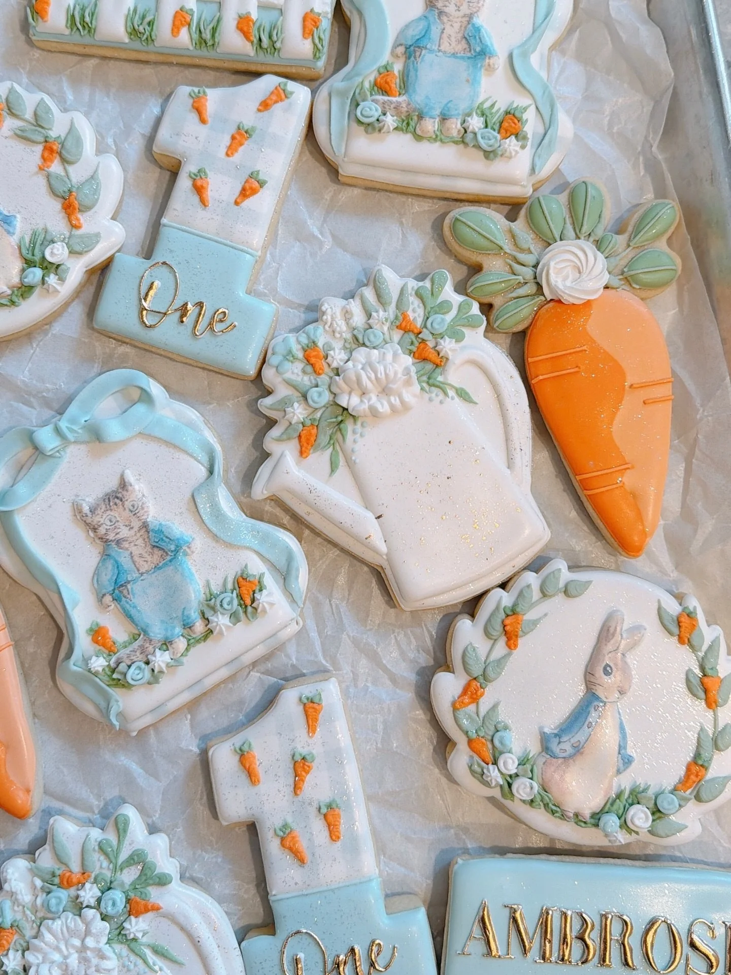 The sweetest little Beatrix Potter set to celebrate #1🐰
It was super gloomy; so unfortunately pictures aren&rsquo;t as bright as I&rsquo;d like. Nonetheless I think they still turned out pretty cute. 🤍

#peterrabbittheme #beatrixpotter #sugarcookie