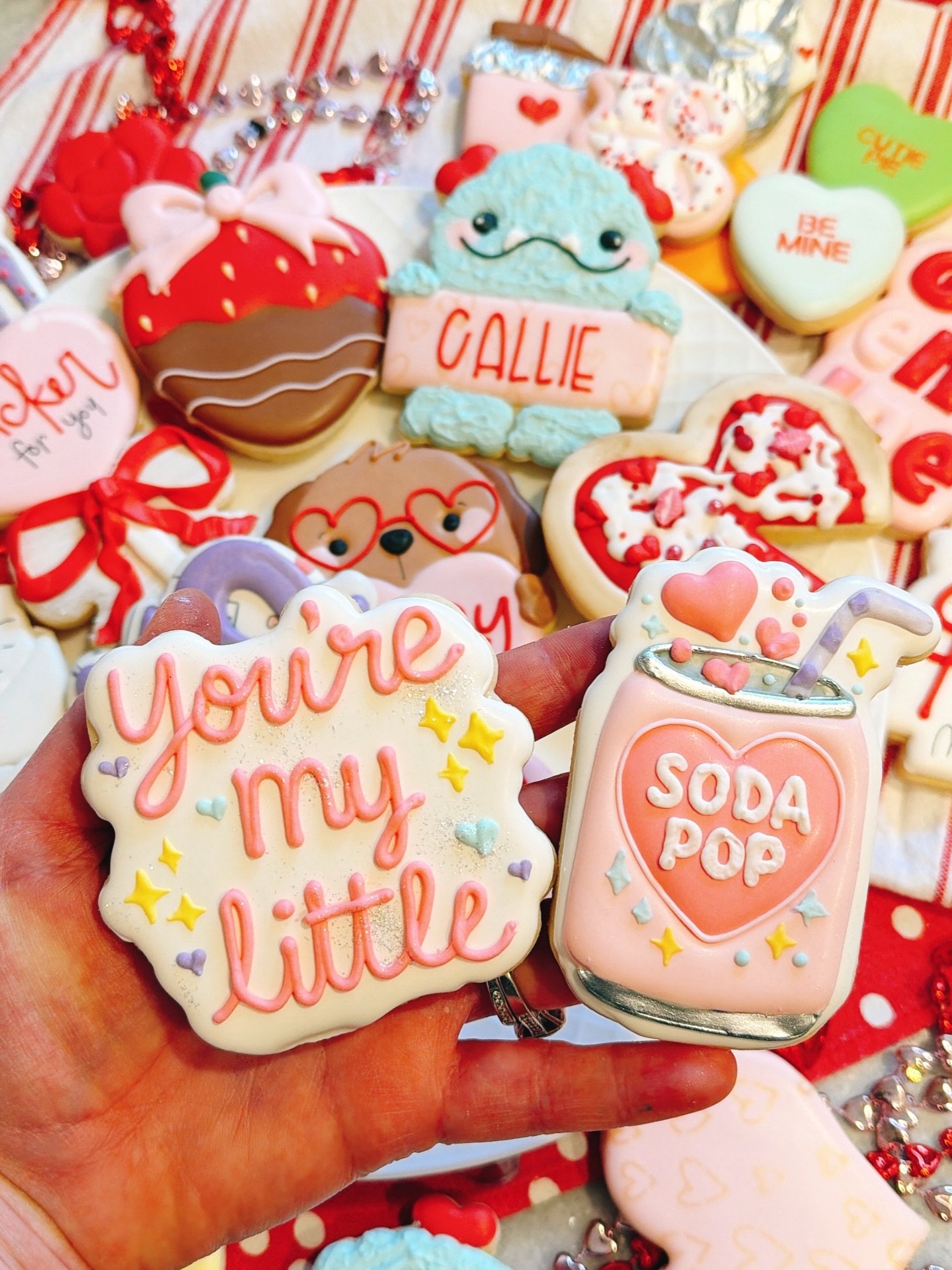 Did you catch my announcement? 📣 
Valentine Cookies 💌 go live at 6pm tonight. 
&mdash;&mdash;> CookERoyale.com 

#valentinecookies #youremylittlesodapop #valentines #valentinegiftideas