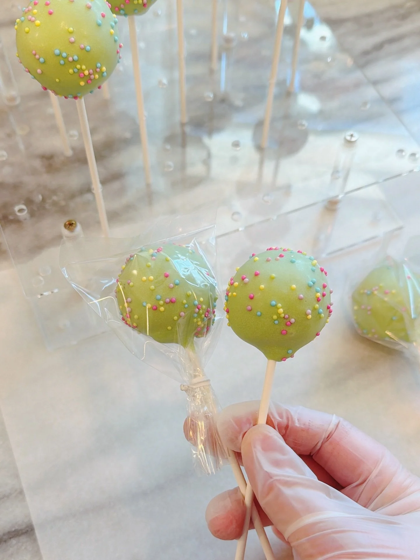 Did you know I take cake pop orders? 
These ones definitely have spring vibes. Who else is ready for warmer weather, flowers and more sunshine! ☀️ 🙋🏼&zwj;♀️

#cakepops #tricitieswa #treatmaker #cottagebakery #cakepop