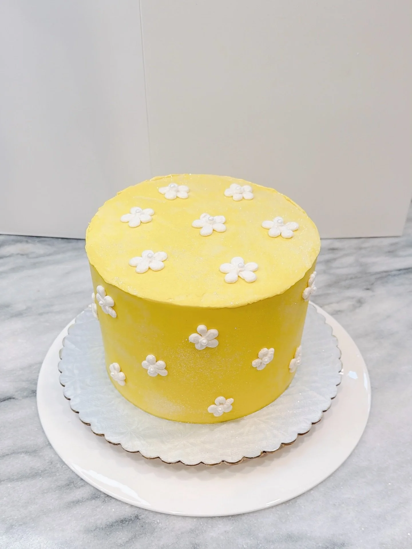 A happy sunny cake for the @rascalrodeo dessert dash. A vanilla bean sponge cake with a bright and citrusy lemon curd. Grab your boots and scoot on over to @rascalrodeo and grab some tickets for their Honky Tonk Hoedown. Featuring music from @zacburr