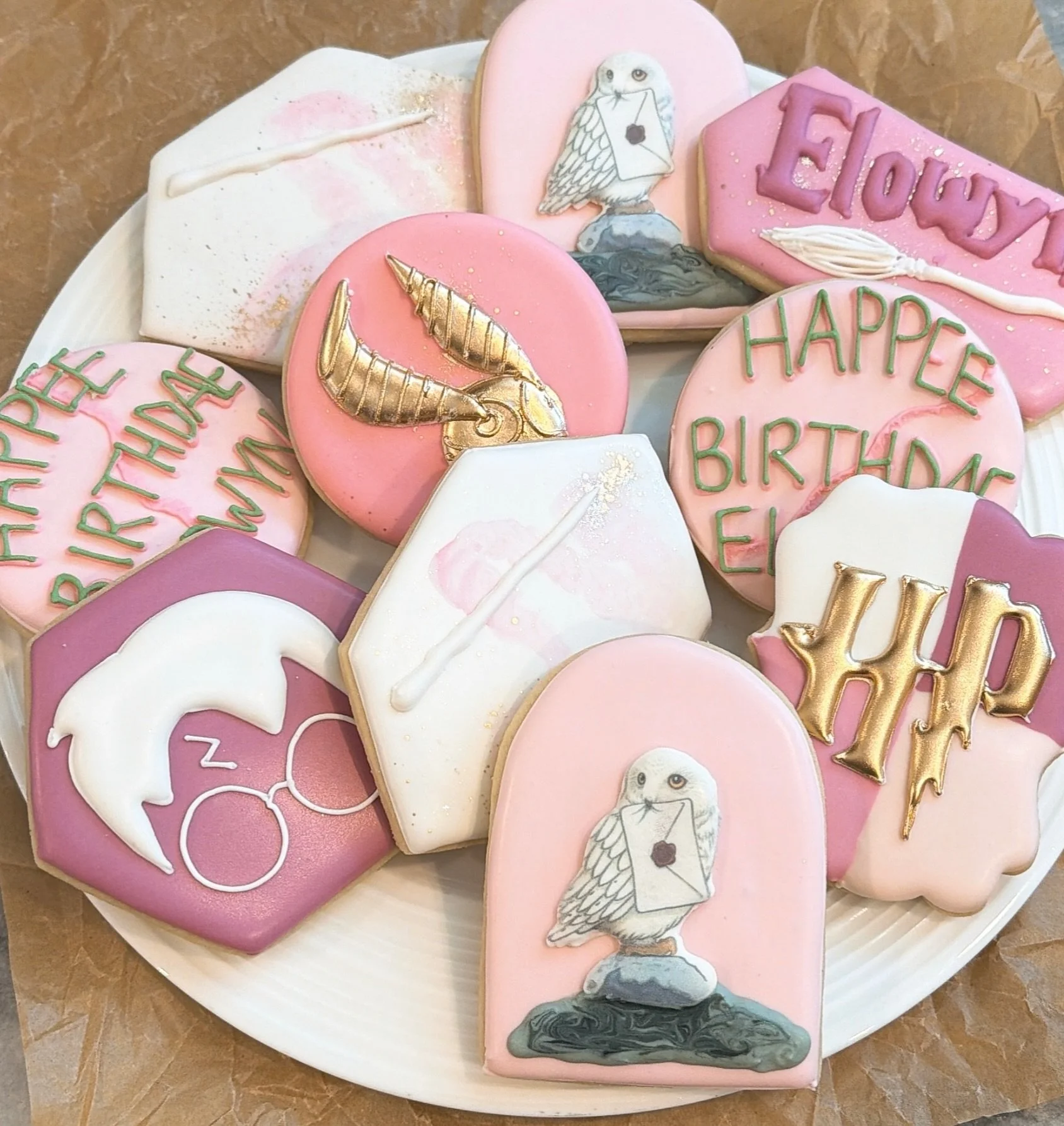 Happy Birthday Elowyn! 🦉 ✨
Wishing you a magical birthday! 
.
HP inspired but make it pink and girly! 
Owl printed with @eddie_edibleinkprinter 

#harrypottercookies #edibleart #cottagebakery #royalicingcookies #birthdaygirl