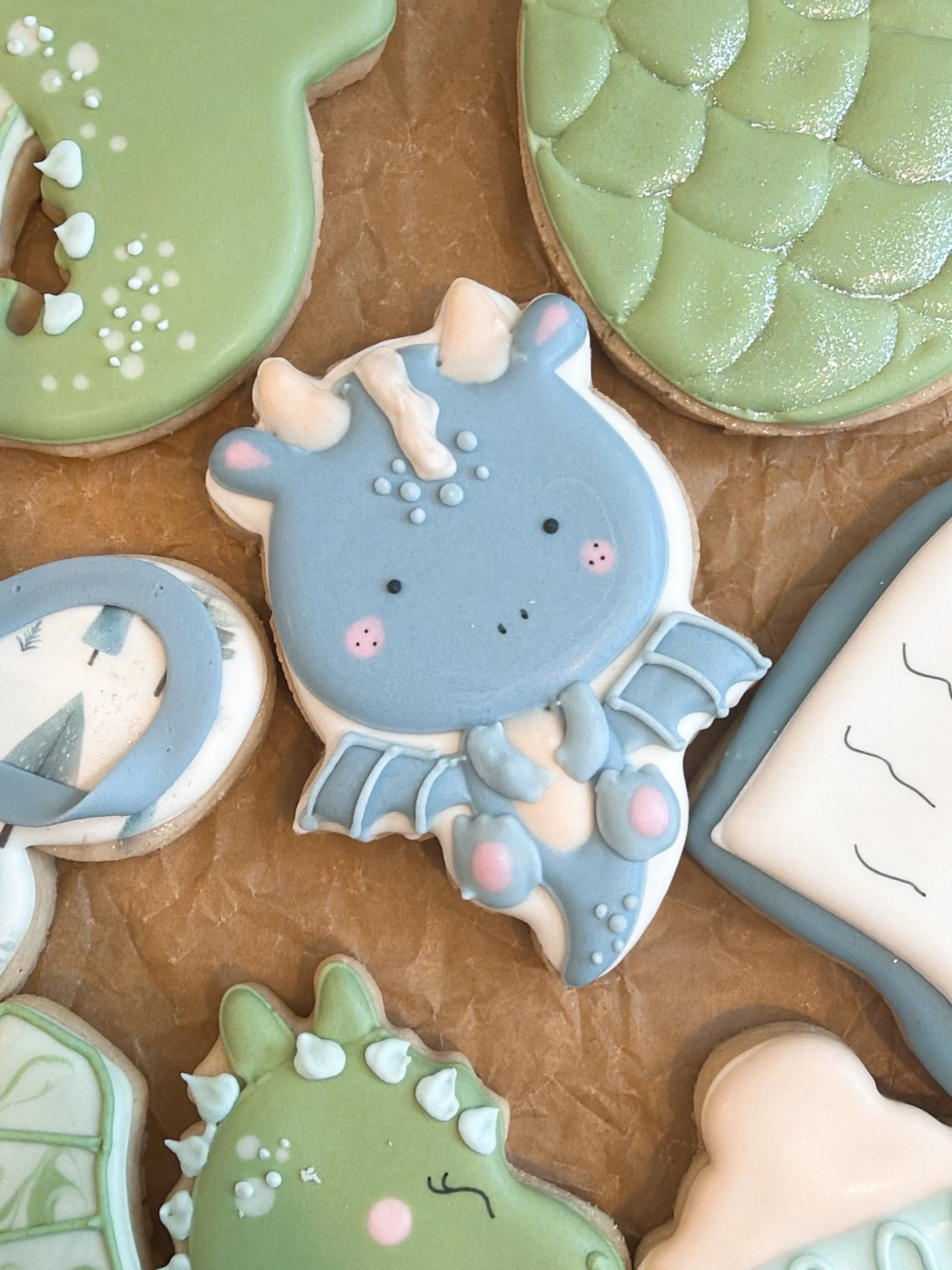 The cutest lil dragon 🐉 🩵
I&rsquo;ve been dying to use this cutter and design from 
✨ @hanamade.cookies ✨

#royalicingcookies #sugarcookies #tricitieswabaker #dragoncookies #babyshower