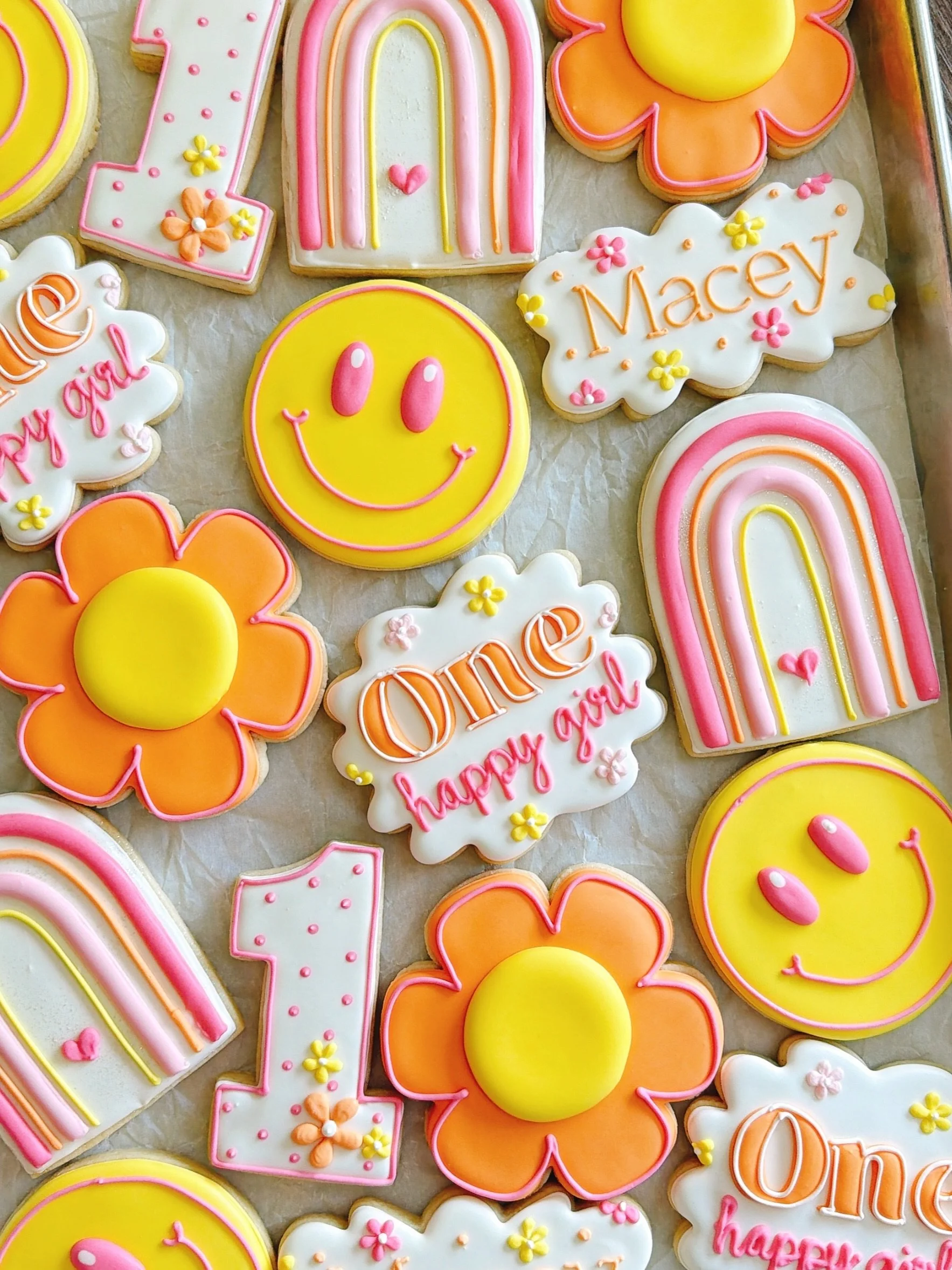 Macey is one happy girl! ☀️💕🧡
This was the brightest sun shiniest set this week! 

#onehappygirl #royalicing #sugarcookies #edibleart #firstbirthdaycookies