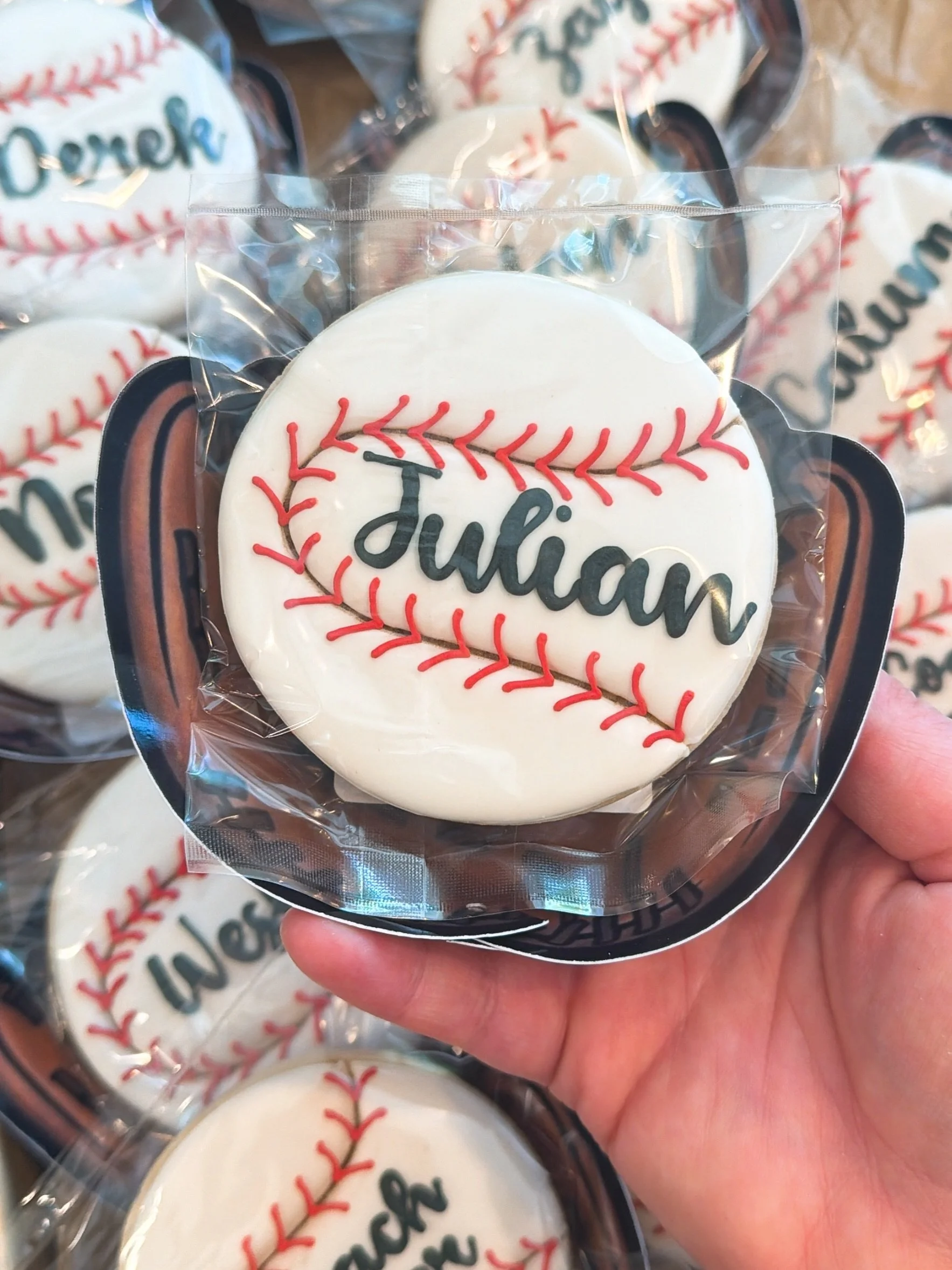 The cutest packaging ever! 
Thanks to @monicaseleneneri for having the best ideas and letting me be part of all the celebrations! You&rsquo;re the best! 
❤️⚾️

#baseballcookies #cookiepackaging #sugarcookies #cookieart #decoratedcookies