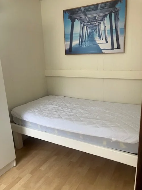 Cabin 8 - 1 single bed in kitchen area