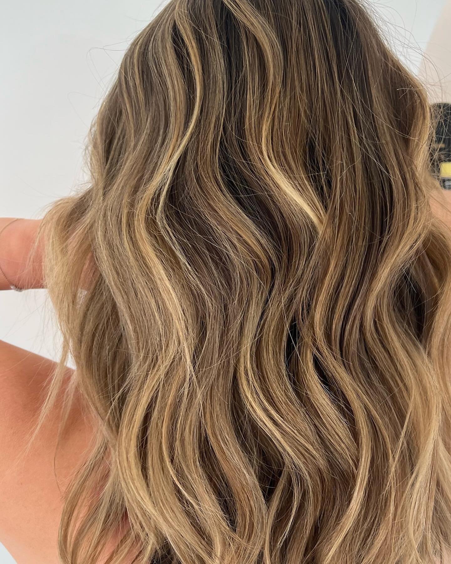 Sunkissed 🌞 highlights, tip out and all over gloss @hairbyemma_b