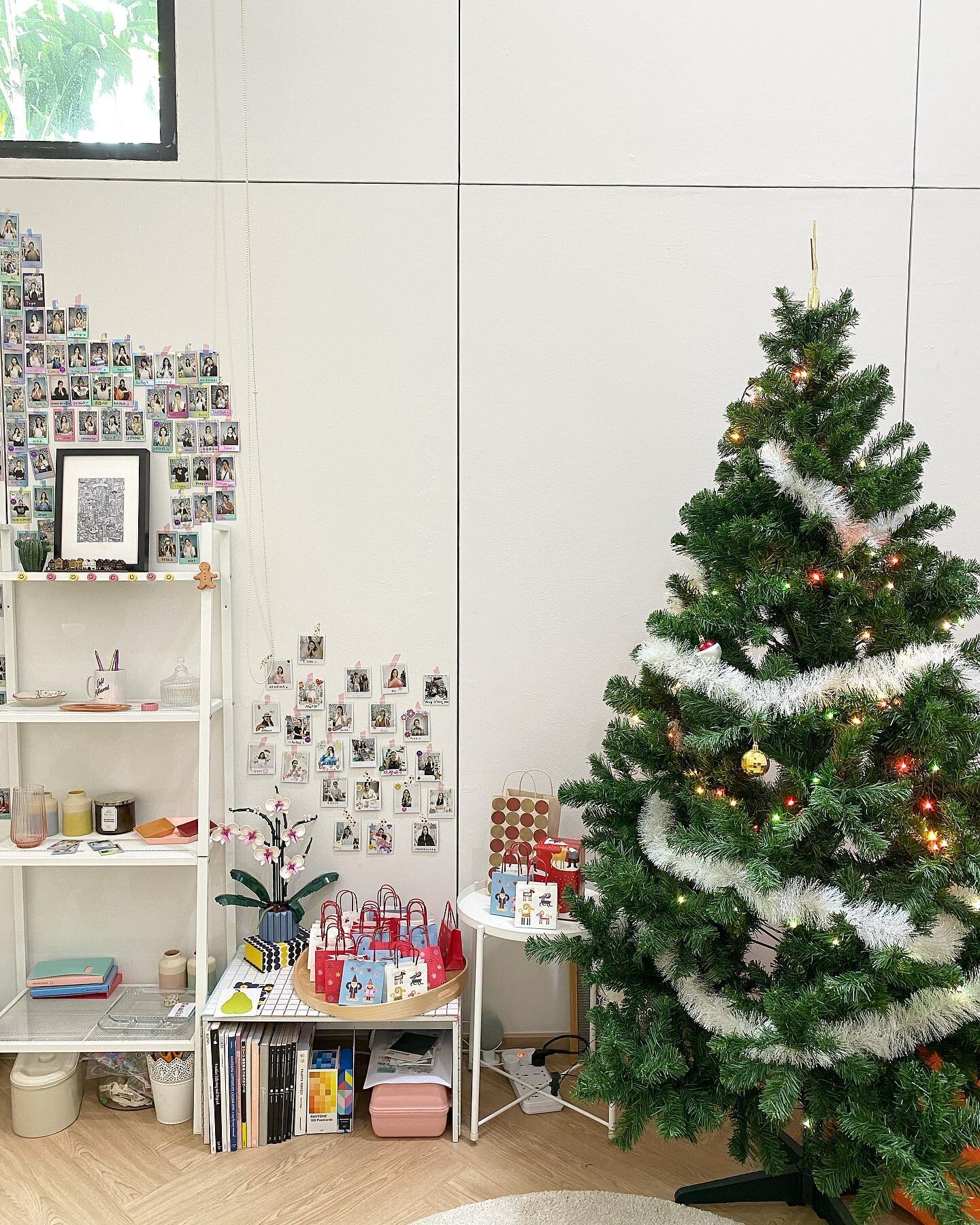 Welcome to Holiday Season 
🎄🛍️ เทศกาลแห่งความสุขปีนี้กิ๊บเตรียมของขวัญไว้ให้เพื่อนๆน้องๆ ชาว @nail.me.now ได้มาร่วมกิจกรรม จับฉลากกันทั้งเดือนเลยนะคะจัดไปยาวๆ ถึงหลังปีใหม่เลยยค่าา ส่วนใครที่ถามเรื่องแลกของขวัญ ปีนี้ตัดสินใจจะแจกอย่างเดียวไม่แลกน้า