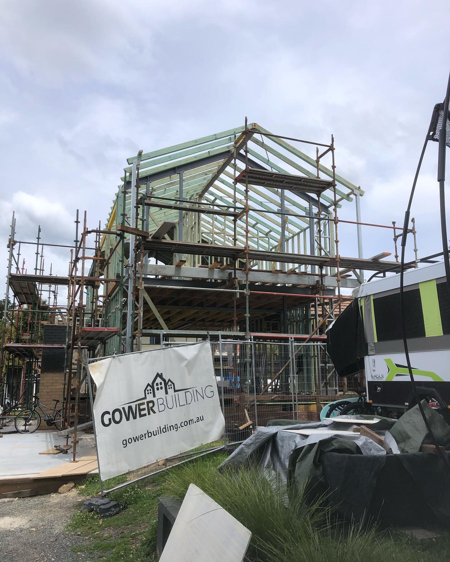 A couple weeks ago we finished all of the structural steel at our Allambie Heights project. It was a bit more complex than your average build. Thanks to the team from @hornsby_steel it all fit together perfectly.