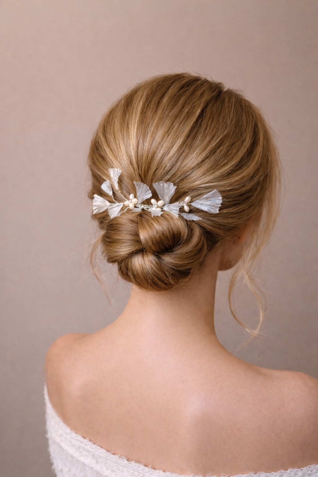 VEINA Floral Bridal Pearl Hair Comb with Leaf Design | Handmade Resin Flower Wedding Hair Comb