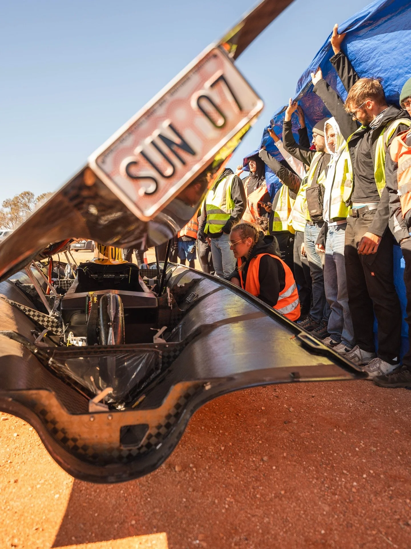 We are back in Coober Pedy for our 7th control stop - building a human windshield to protect Covestro Æthon from the wind ☀️
#solarcar #sonnenwagenaachen #pushingboundaries #cooberpedy #stuarthighway #worldsolarchallenge