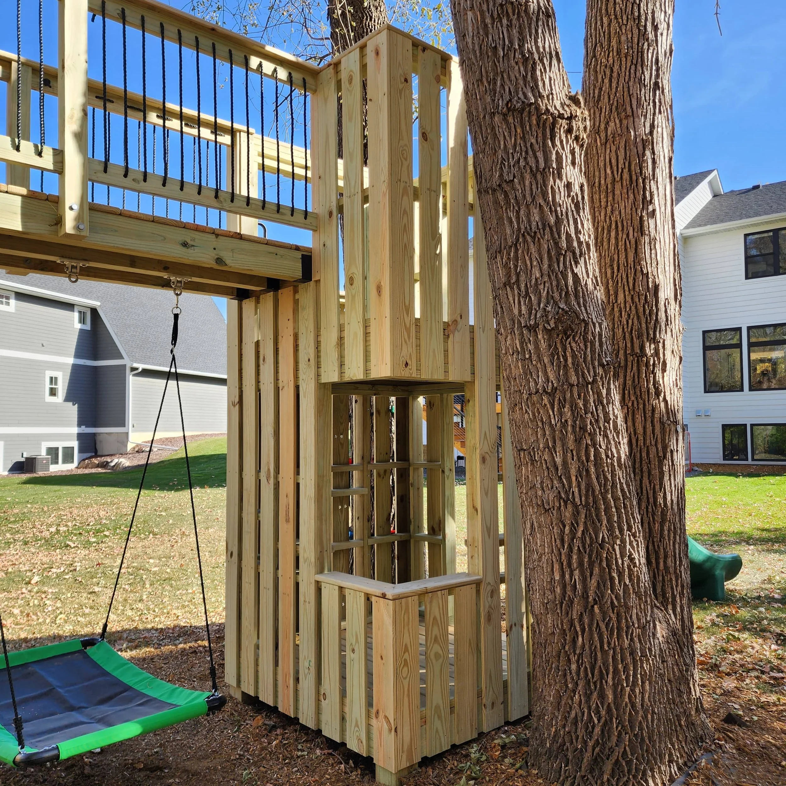 custom tree fort corner window