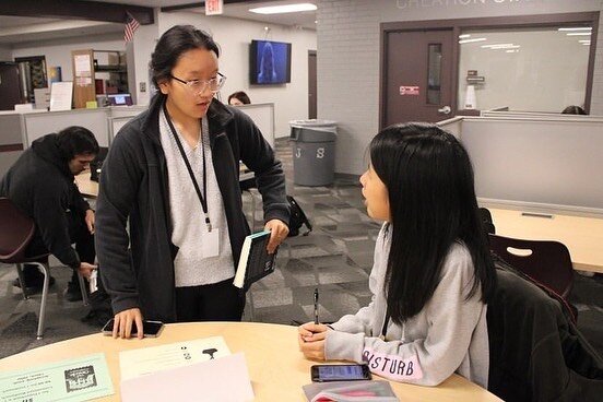 Humans of Jenks 🌎
Elaine Gao, Junior, is hosting a book signing for her debut novel, The Oracle, in the media center this week and both lunches Wednesday!✍️📚be on the lookout for our story over her and her novel coming out soon! ✨
📸: @isabelle_cat