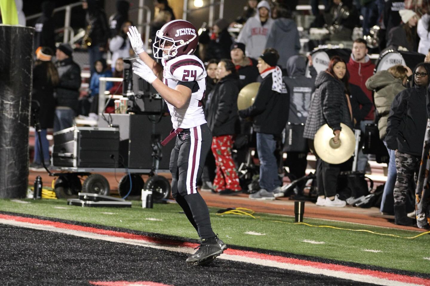 A big congrats to the Jenks football team after their crushing score against Mustang, final score 31-34! Our Trojans are advancing to the third round of playoffs!! 🏆 Go Trojans! 
📸: @sador_dagim 
#jenkstrojantorch