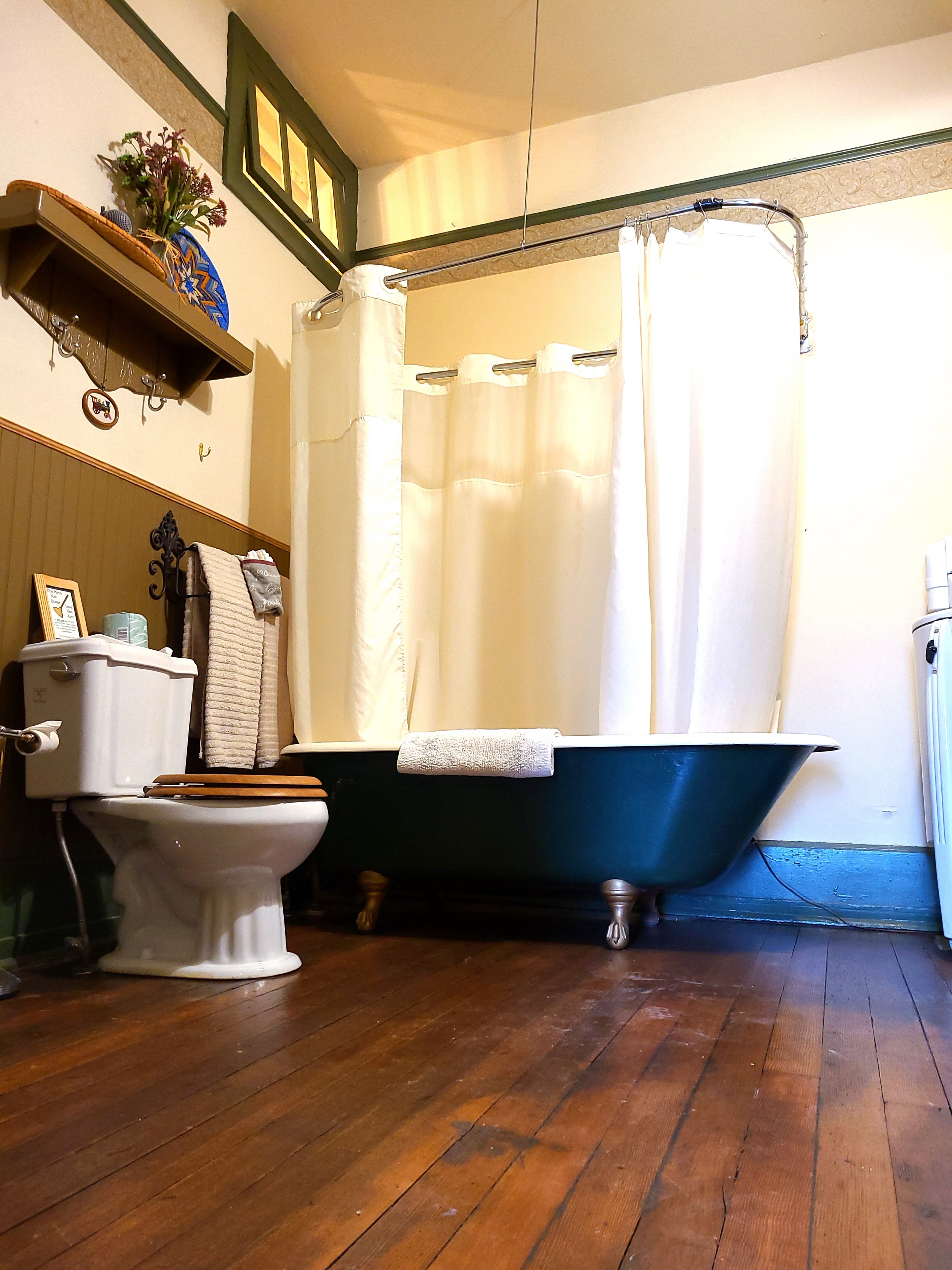 bunkhouse-bathroom.jpg