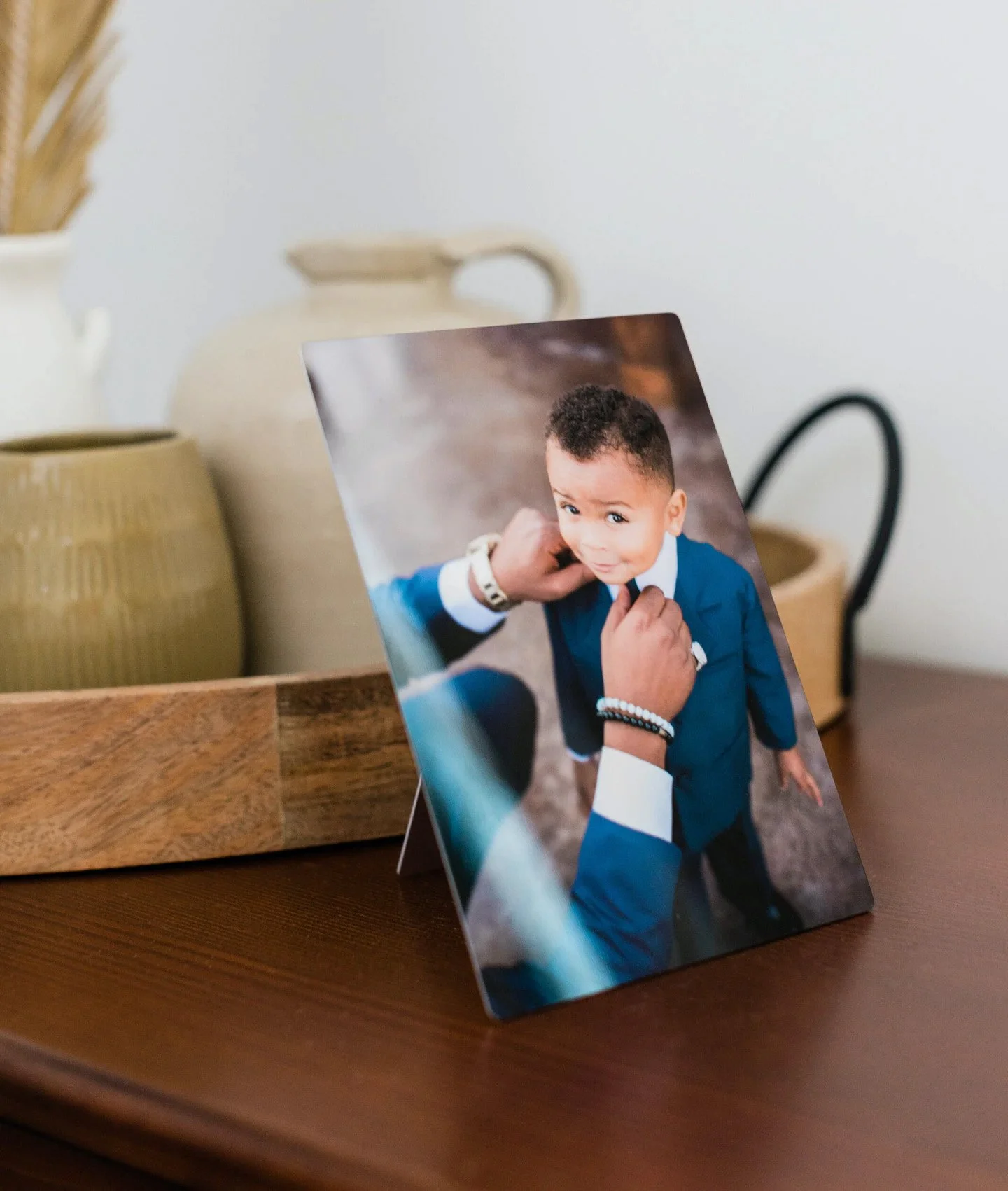 whcc_5x7-metal-tabletop-print-easel-back_lifestyle_home-wood-dresser.jpg