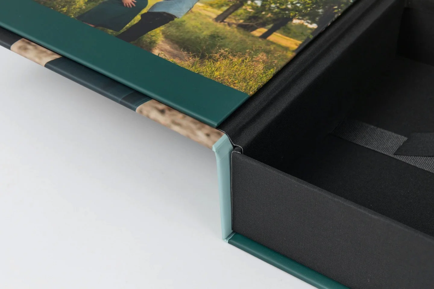 whcc_open-image-box-photo-panel-closure_detail_lid-corner.jpg