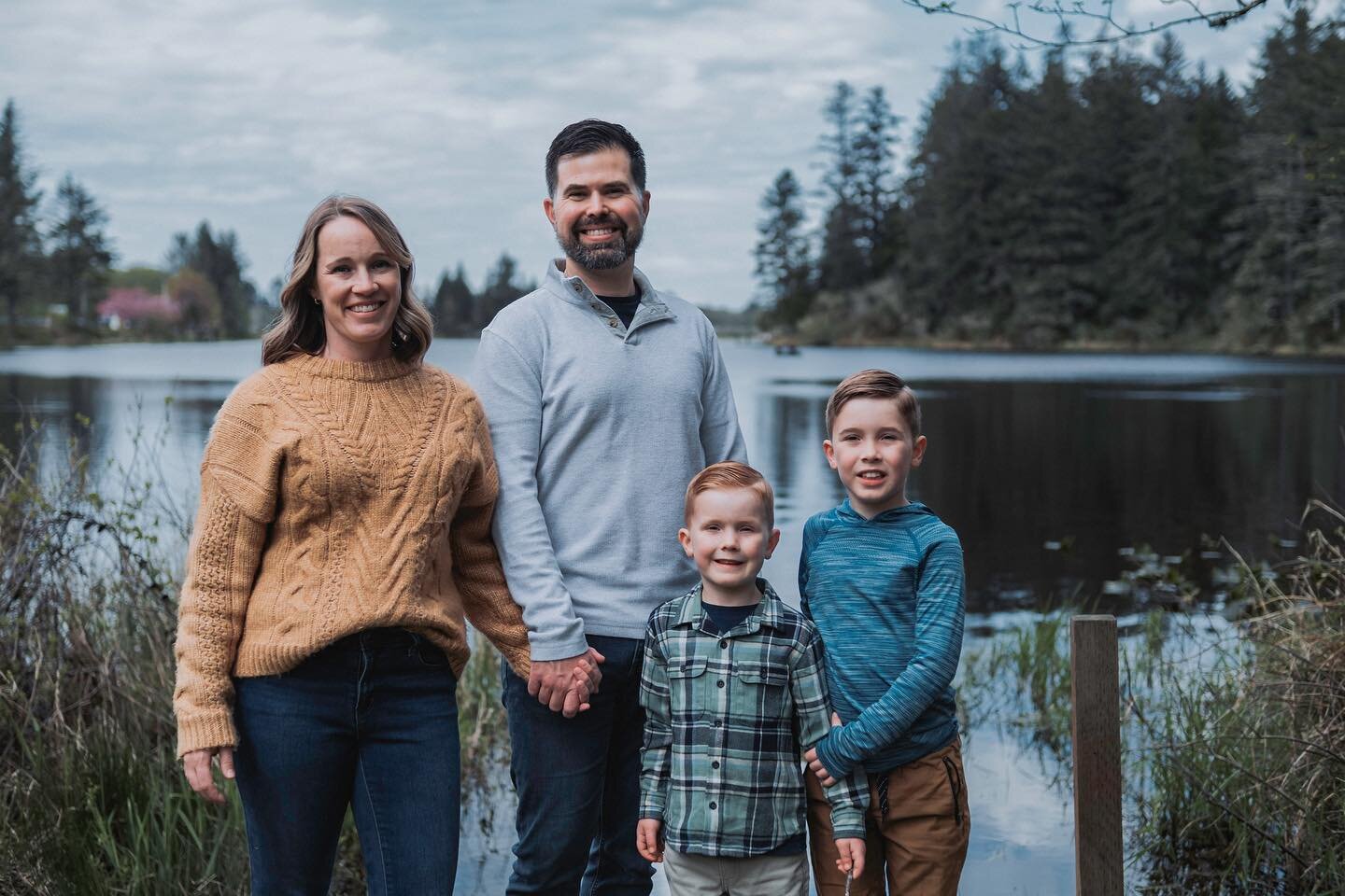 Family photo Friday?? Family Foto Friday?? Should we make that a thing?
Either way it&rsquo;s Friday and I&rsquo;m posting a family session I got to do recently!!

#familyphotos #familyphotofriday #familyfotofriday #photographer #photography #wa #pnw