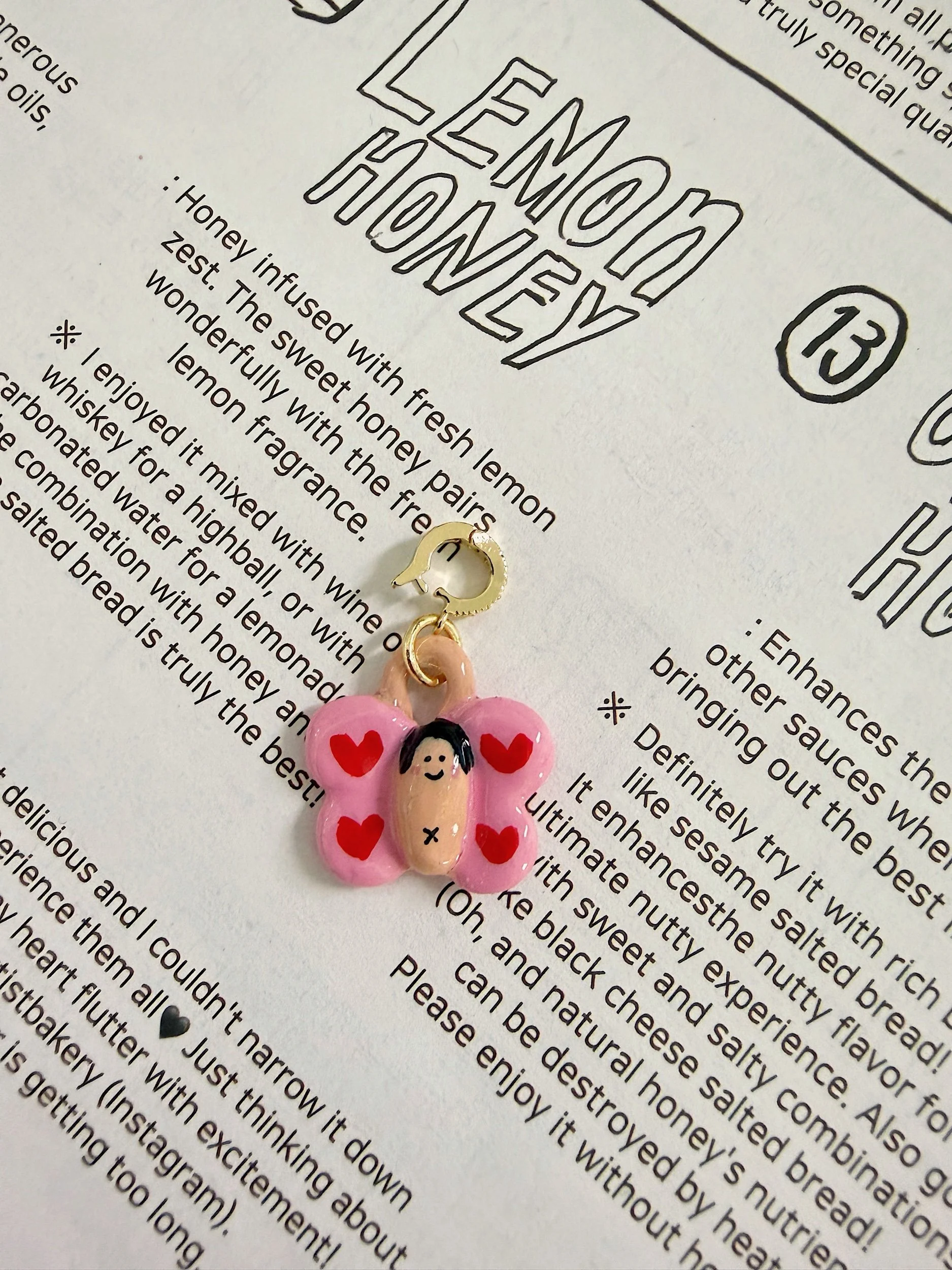 MOCHI FLY NECKLACE