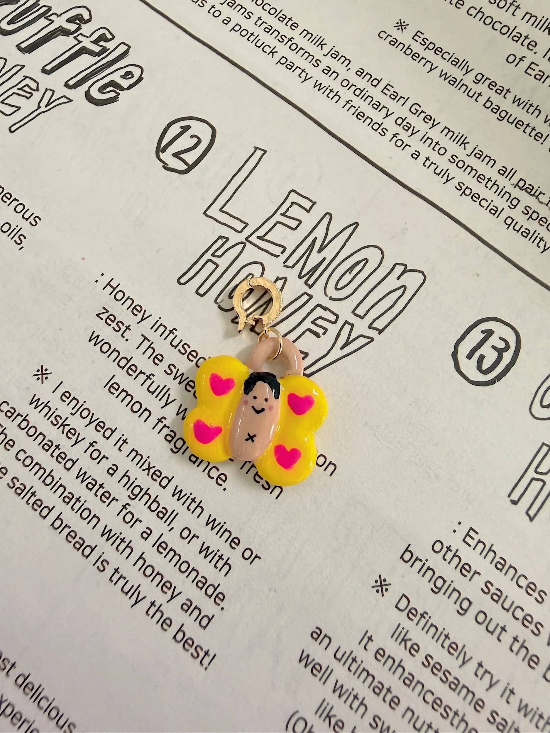 MOCHI FLY NECKLACE