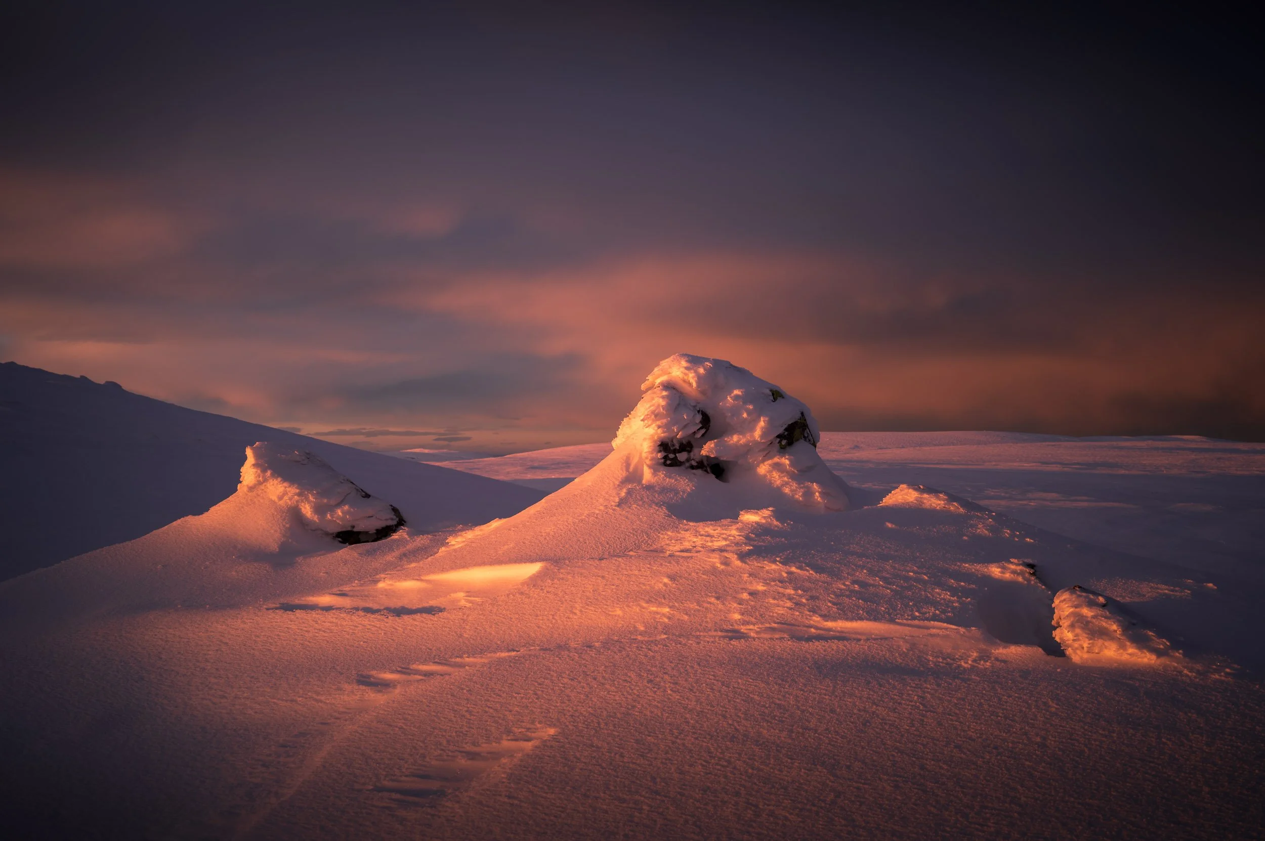An evening hike with allmountain skis to Tuva.