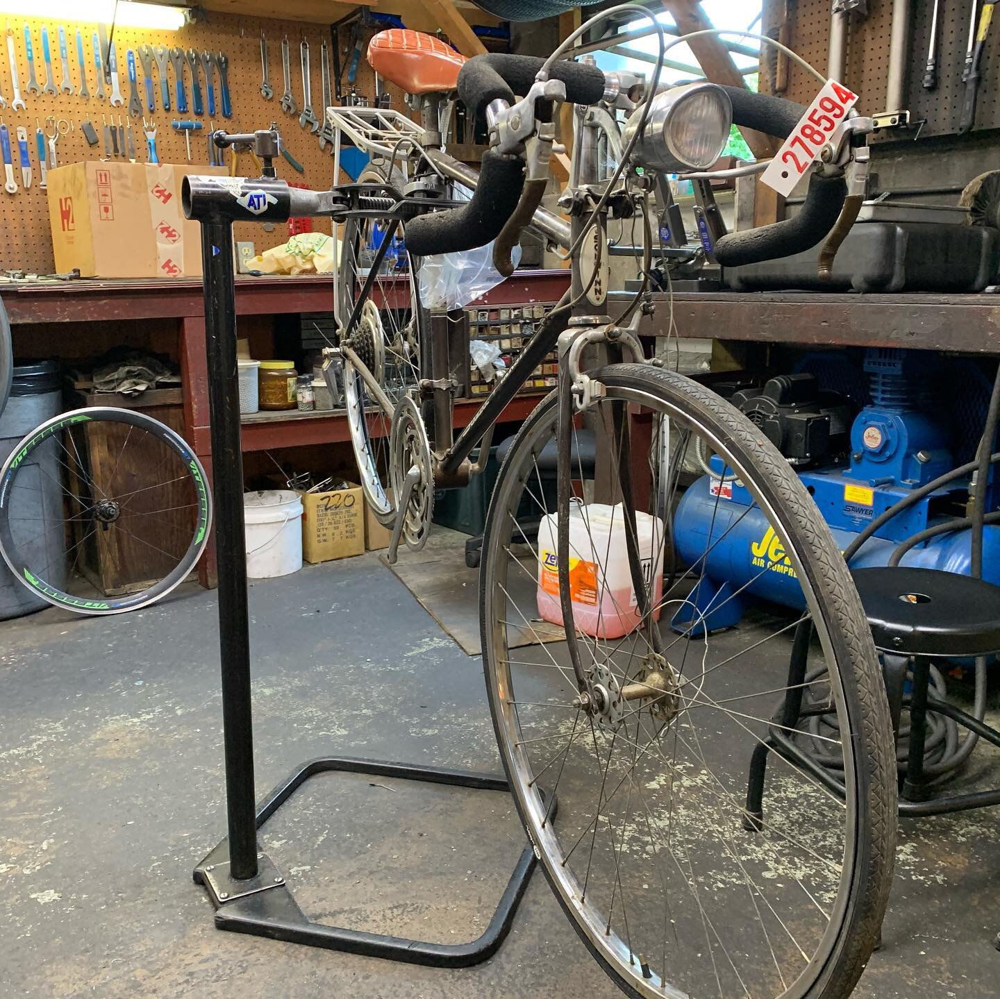 😢Before🤢 VS ✨After✨ 

The 60s and 70s for Schwinn were the best years, undoubtedly. They always clean up and ride smooth when you give them that TLC. 

I told Jacob that it would be a fun one and as he rolled it in he says: &ldquo;Oh you&rsquo;re q