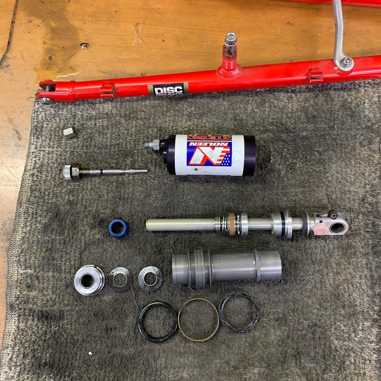 Early 90s @noleenj6tech Mega Air rebuild. Made in USA 🇺🇸 Fresh seals and oil makes for a beautiful little retro rear shock. Stay tuned for the complete build. 👌🏽#loosespokesbikeshop #noleen #noleenj6 #k2 #k2mtb #madeintheusa