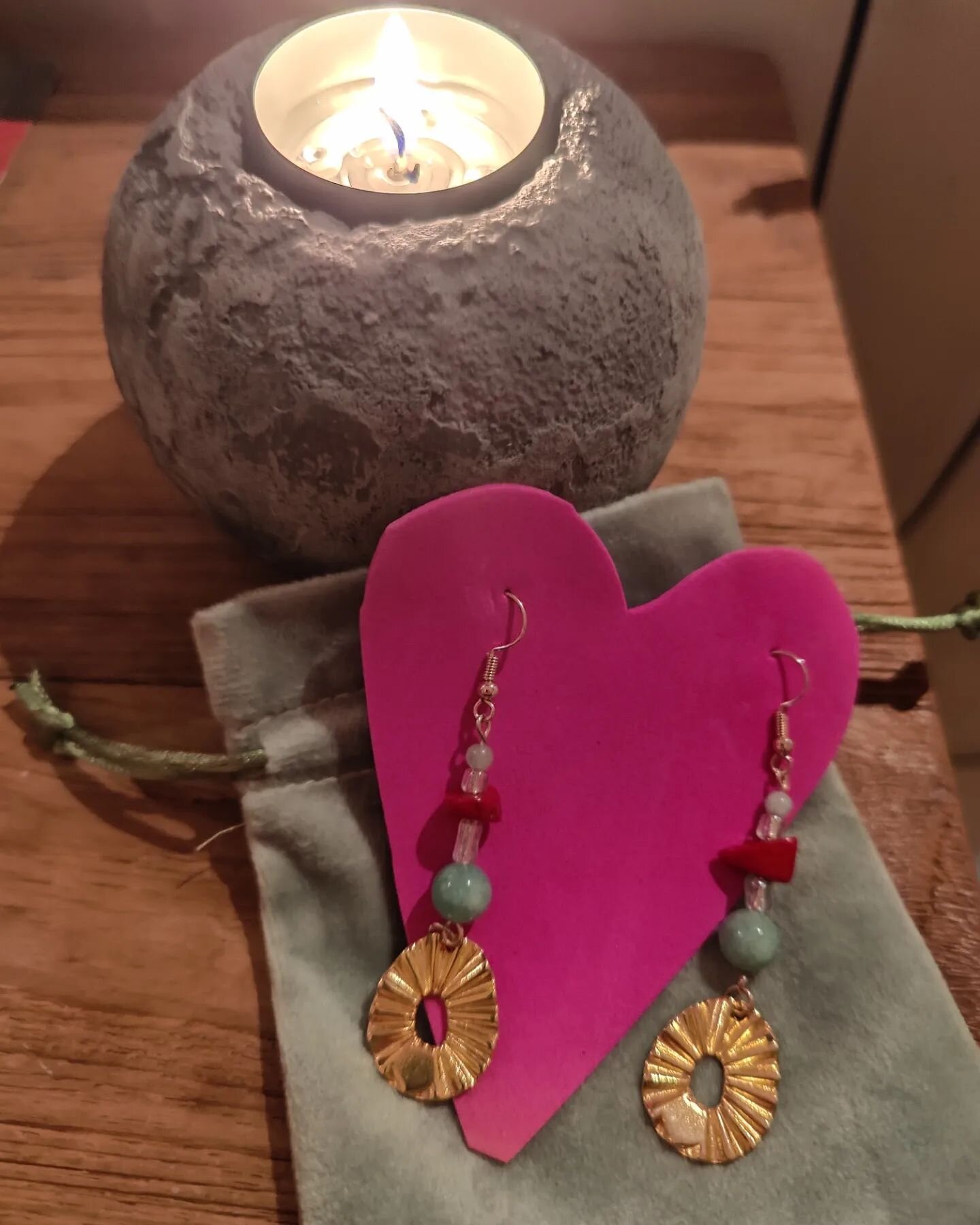 So many times we hold ourselves back because we're afraid to let our light shine into the world. 

These diva earrings remind you to stay positive, keep shining and let all the beauty inside shine right on the outside.

These handmade earrings contai