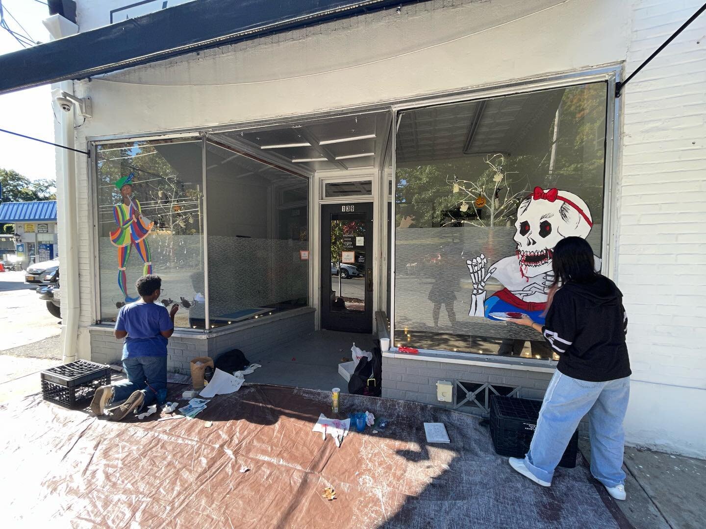 We are very excited to get into the Halloween spirit with storefront paintings by local high school students!
#premier #music #studio #students #paint #halloween #windows
