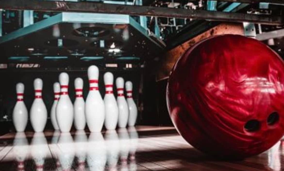 rött klot o petrol bord.jpeg