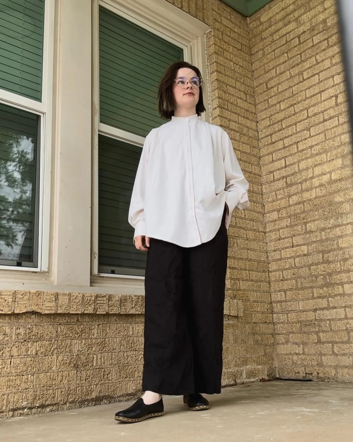 i finally get to share my mid-term project! this is one of my most recent makes that wasn&rsquo;t for someone else (it was for a grade but i made it for Me)

completely self drafted pattern cut from silk noil from my beloved @illuminationfinefabric f