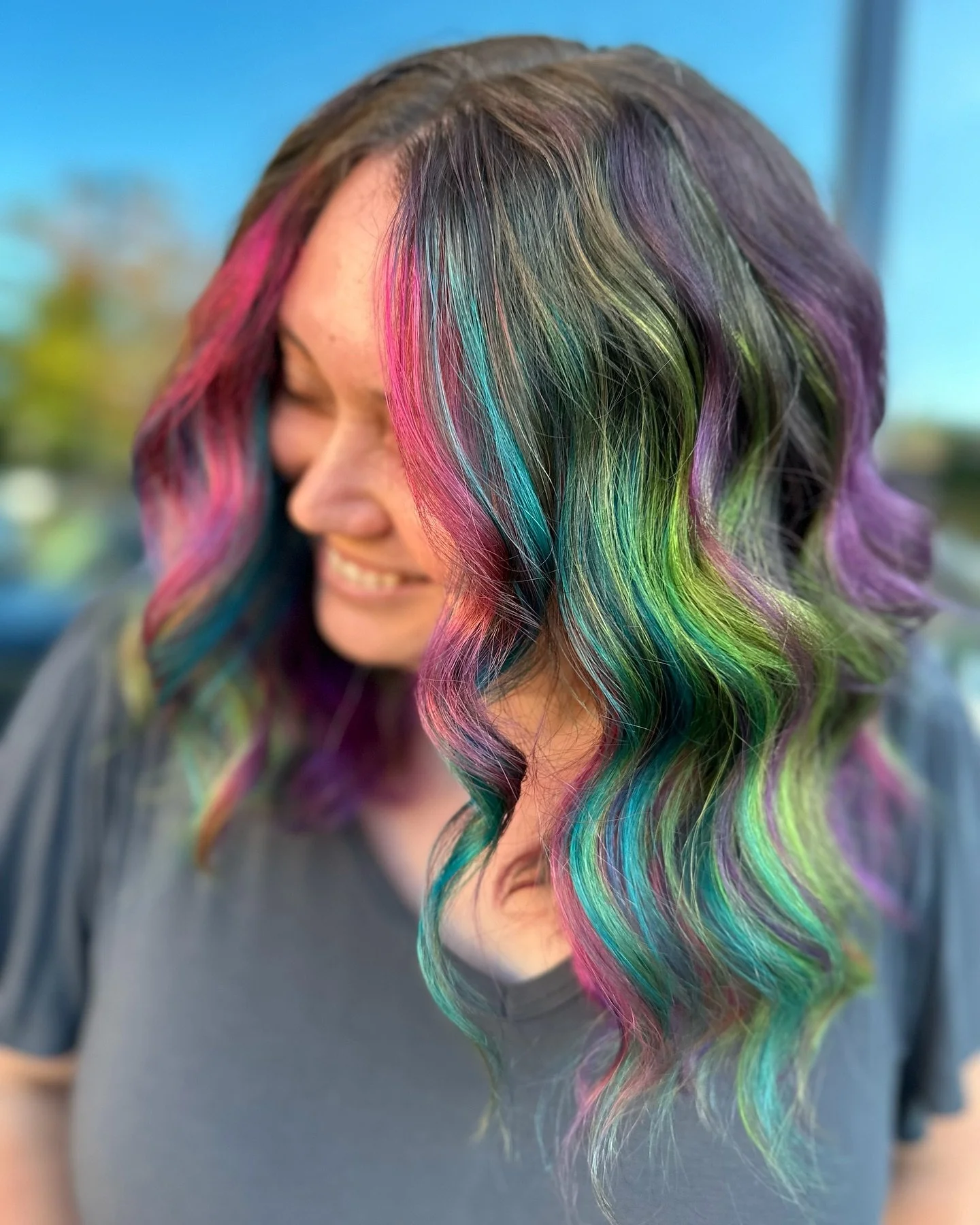 Have some grown out highlights? Throw a little rainbow on em 🤩🌈 

Booking through January 2025! ✨ Text me! 
New clients 👉🏼 Link in bio! 

#wonderlandstudio#wonderlandstudiopa#dangerjones#dangerjonescreative#randco#dayinthelife#salonday#solasalons