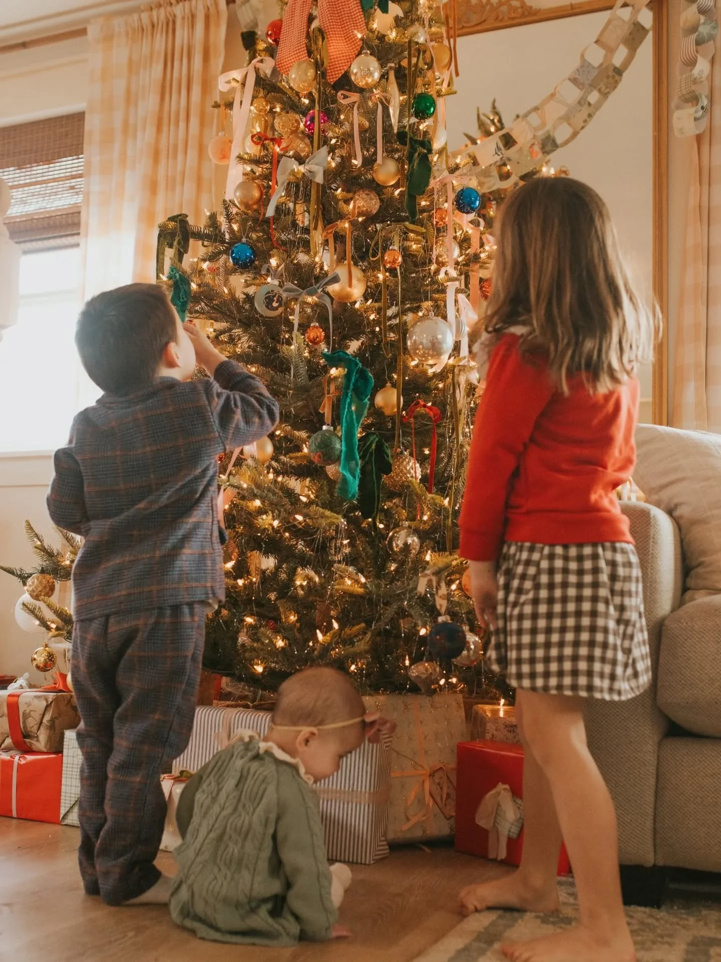 You'd never know that right before these pictures I was frustrated, flustered, and felt fizzled out. 

Sundays have been a bit different lately since we don't see Dallin most of the day and I thought I would just snap some pictures next to the tree t