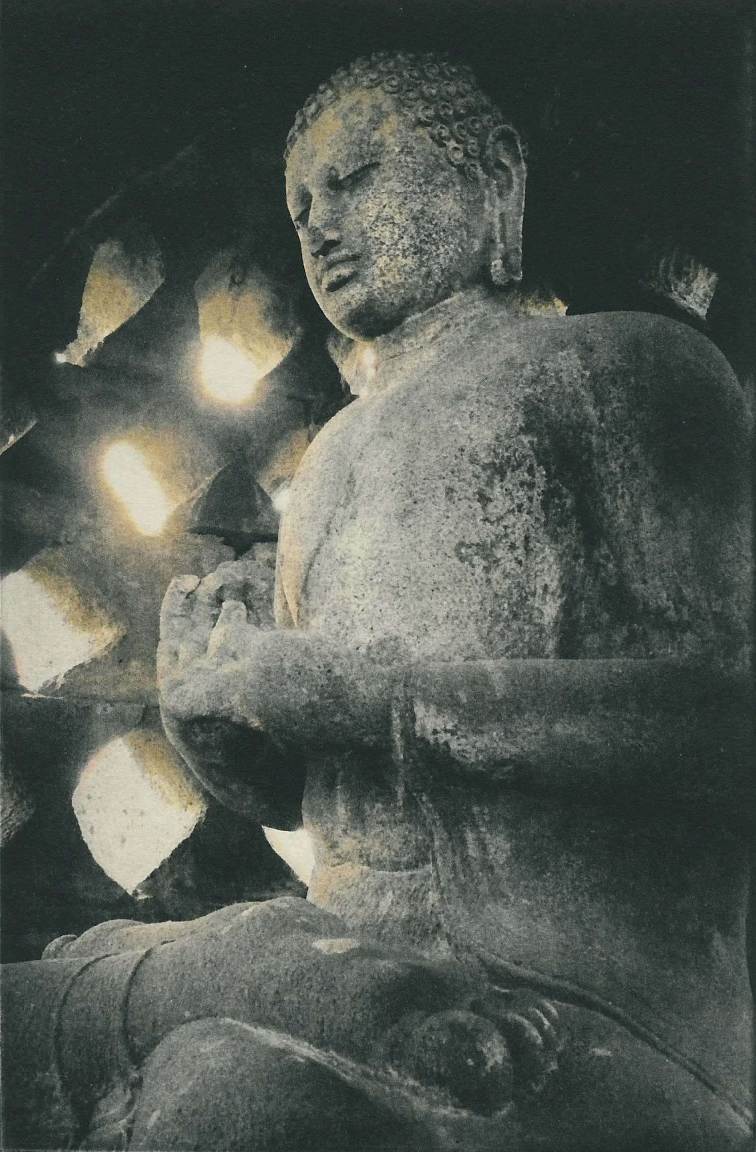 Borabudur – Buddha
Photopolymer photogravure hand printed onto pigment ink printed Kozo paper
and 300gsm Hahnemuhle paper using Charbonnel 55981 Black etching ink
UNFRAMED
Edition of 5 and 1 Artist Proof
Plate size: 13 cm x 20 cm
Print Si