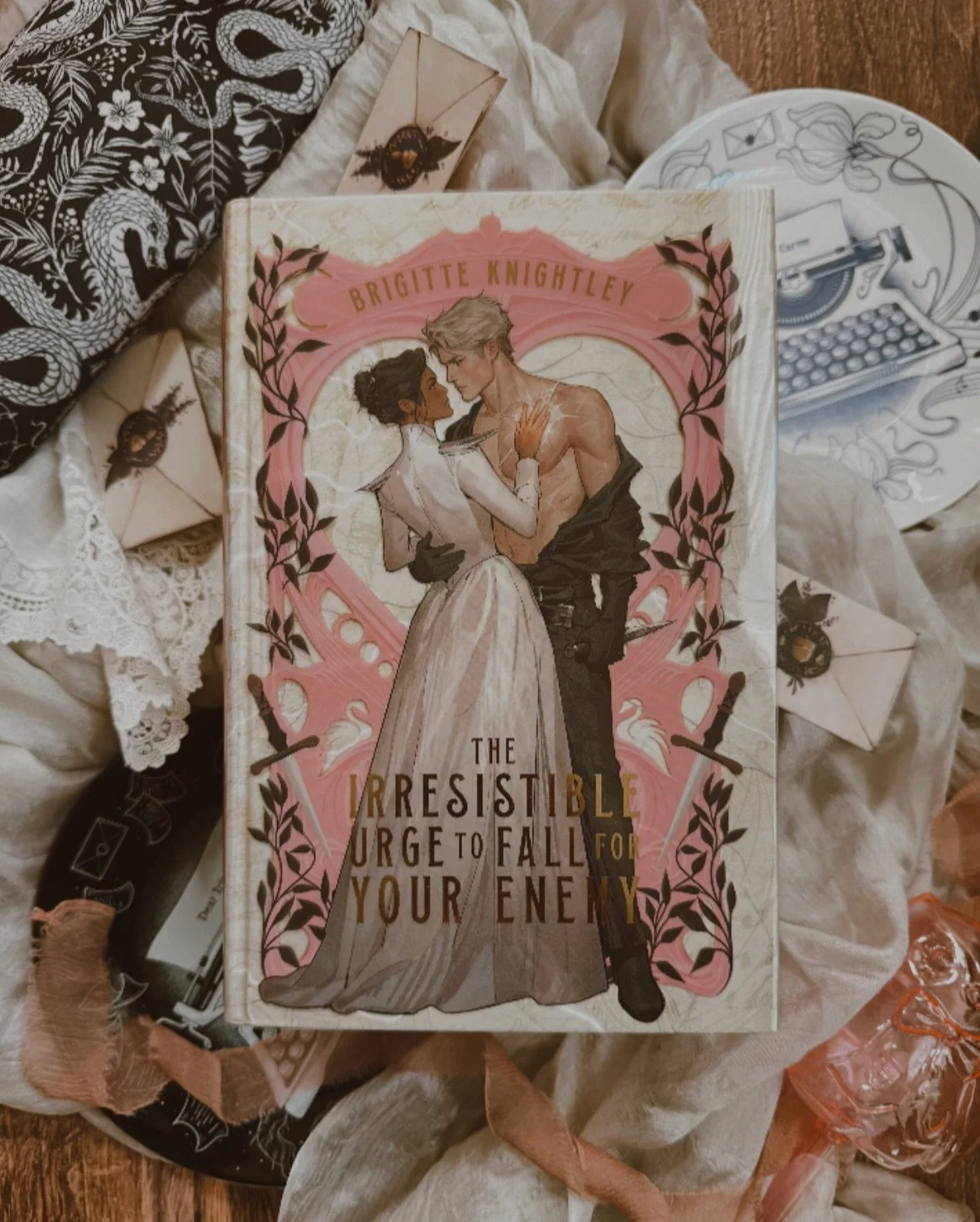 Got lucky and snagged an @illumicrate July box with this beautiful edition of @brigitteknightley’s Irresistible Urge (with a cover designed by one of my favorite artists + all these adorable goodies inside!) 💖 
What was inside:
📖 “Irre