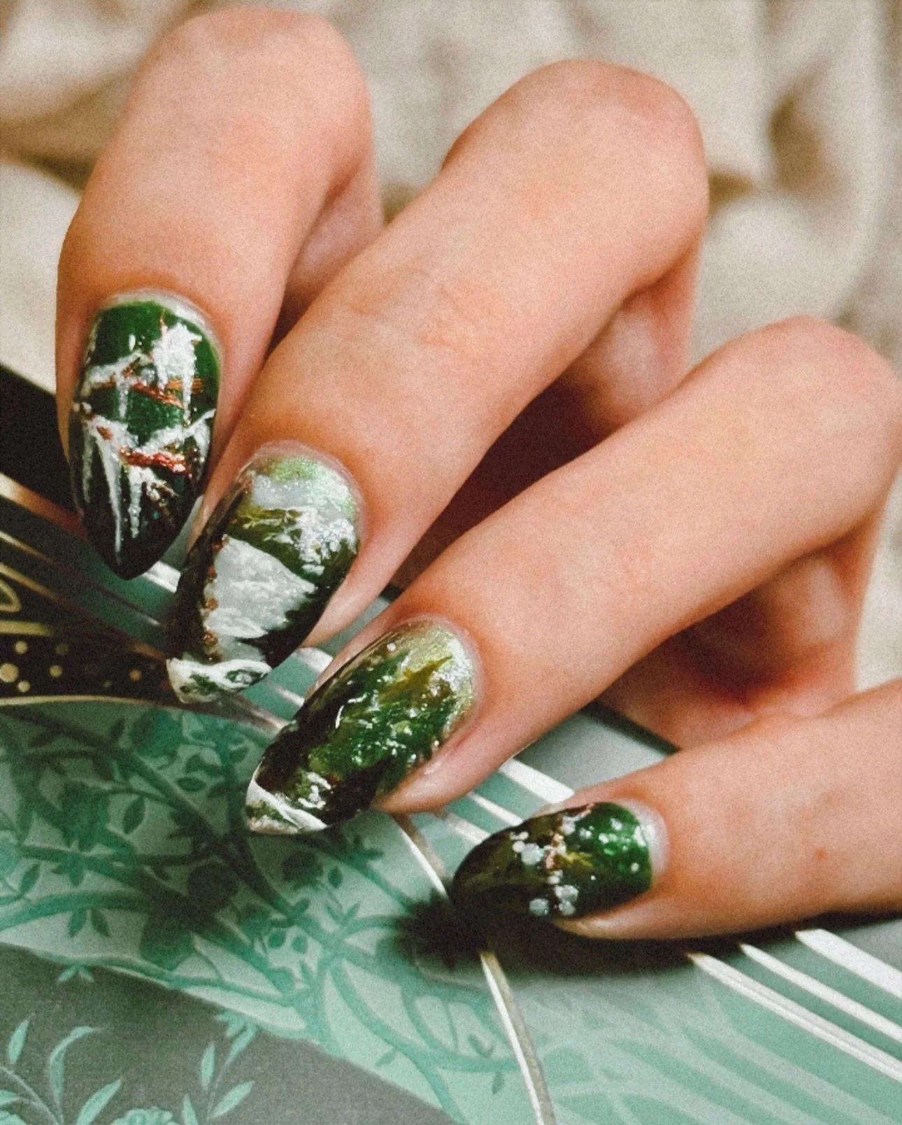 a snowy northern kingdom (and adventurous red nosed reindeer 🤭) for christmas 🤍🎄❄️🏔️

featuring:
🐝 glittery new polishes from @beeskneeslacquer! (Princess of Starlight; Source of My Joy; Love Reading)
🐈 a slew of @mooncat as always
🕯️ @lightsl