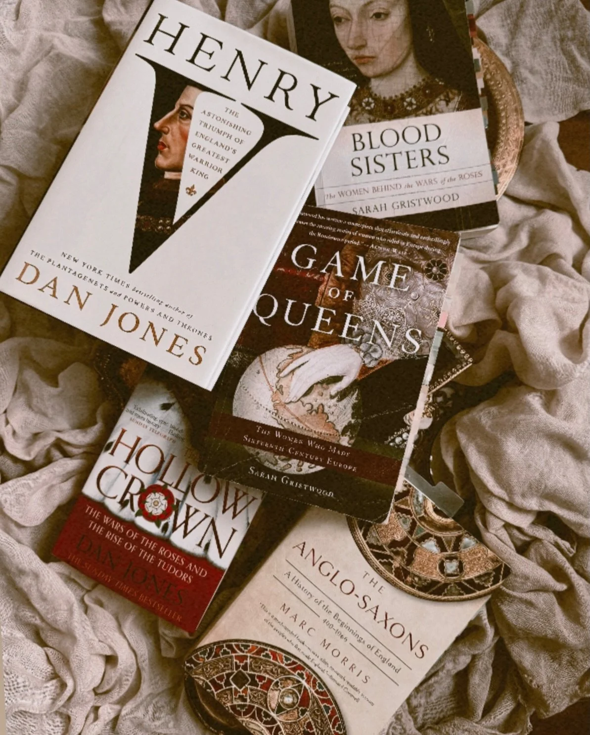 my nightstand stack 🕯️📚
all nonfiction right now, focusing on my favorite areas of history, and all favorites lovingly tabbed to here and back (even if you cant quite tell from these photos)
👑 @d_a_n_jones &ldquo;Henry V&rdquo; and &ldquo;the Holl