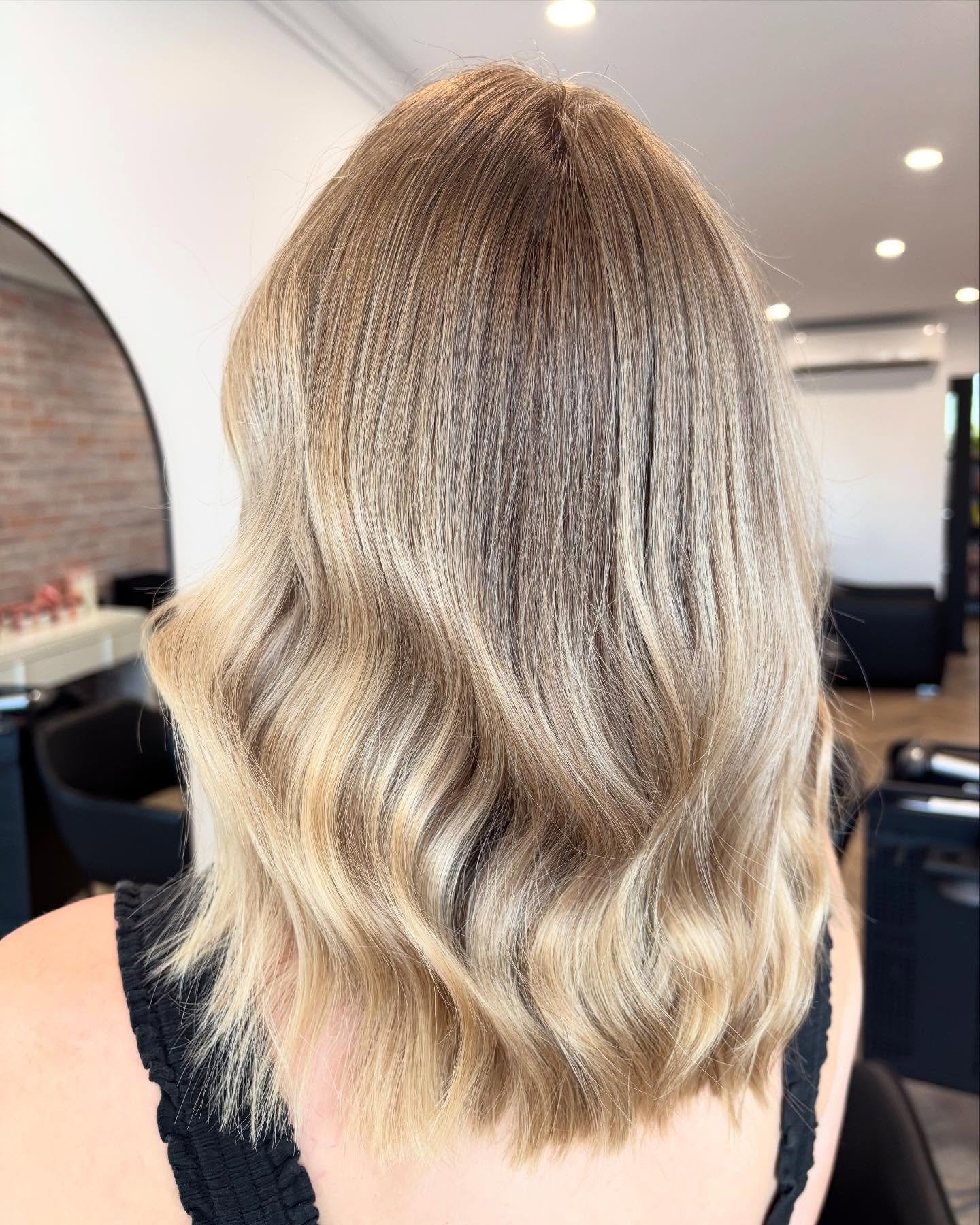 We absolutely LOVE creating beautiful, wearable hair at ANYA 💗 

You might not know but we actually get a kick out of doing beautiful hair. This cut and colour literally made my day! 🥰 

@louisecrozier_ wanted something a little different from her 